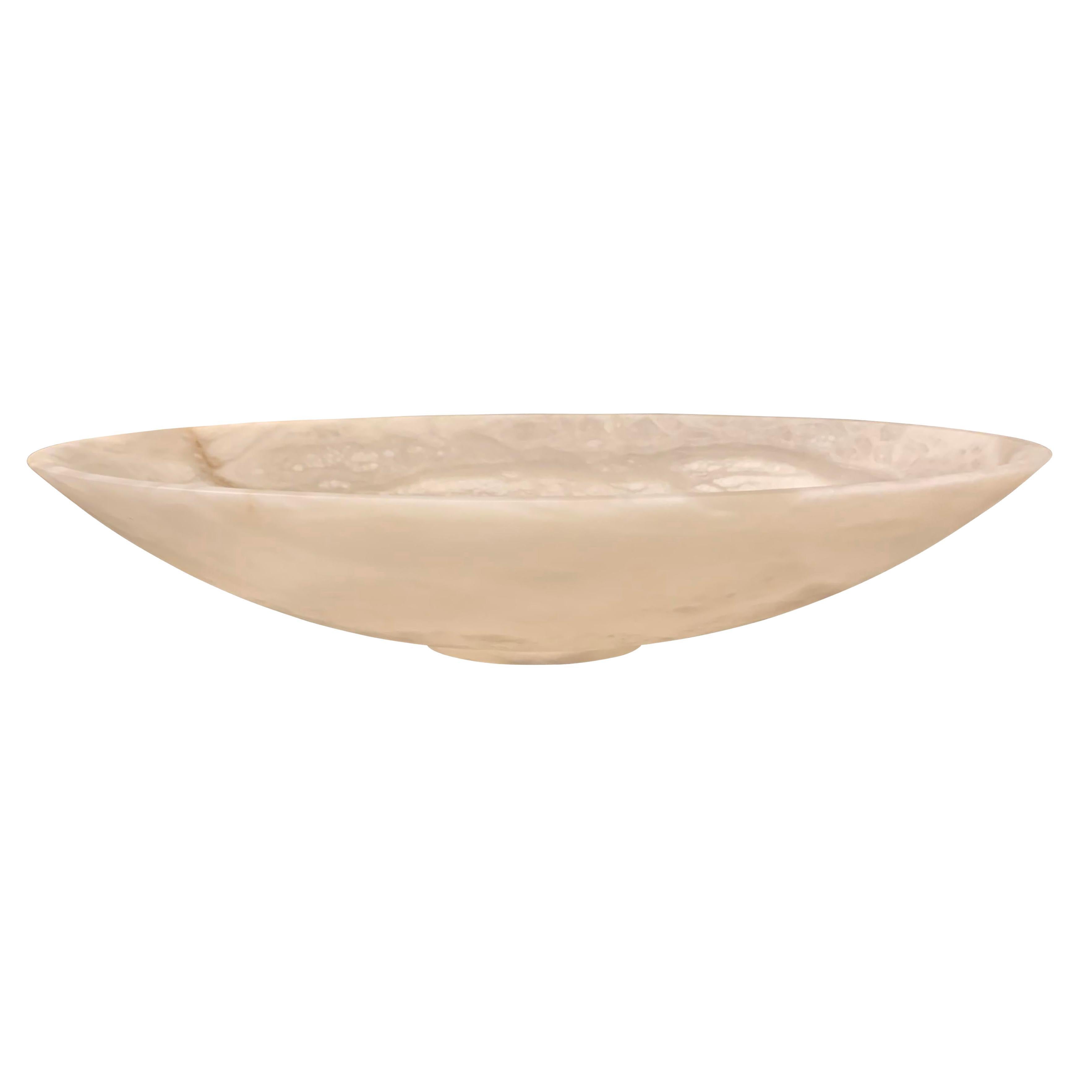 Zeitgenössische italienische Schale aus Alabaster in großer ovaler Form.
Geschliffene Oberfläche.
Teil einer Sammlung von italienischen Alabasterschalen.