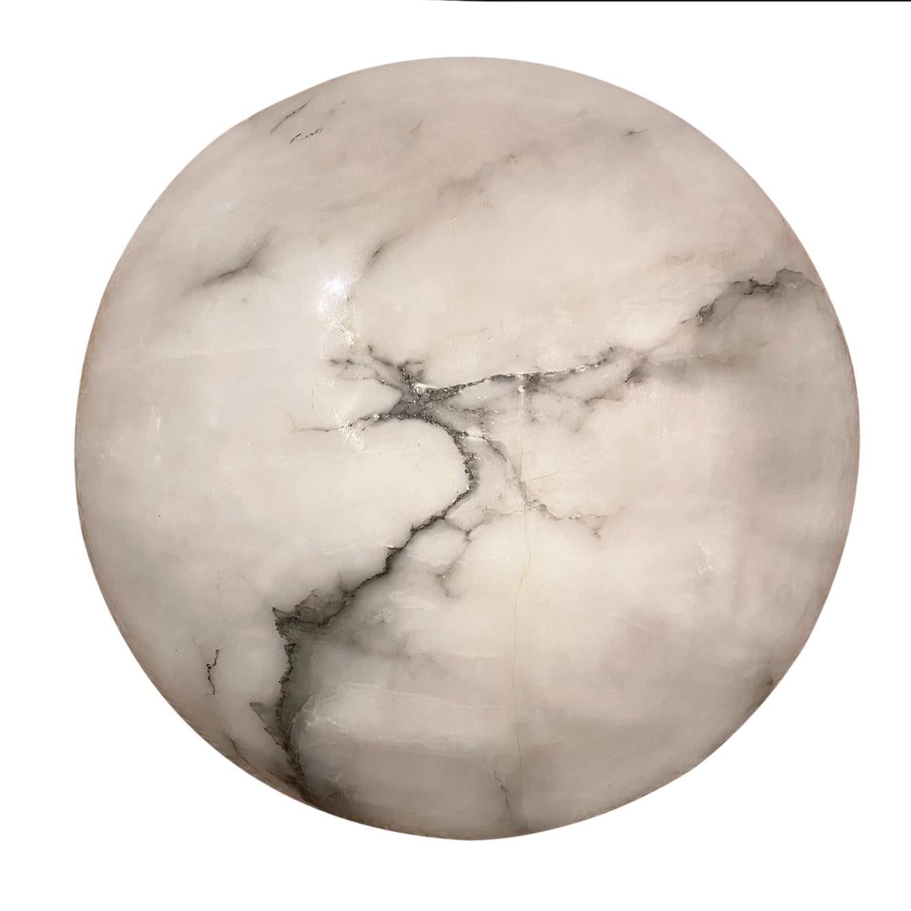 Un grande apparecchio italiano in alabastro scolpito con un colore bianco tenue, alcune venature nere e luci interne.

Misura:
Profondità della ciotola: 6