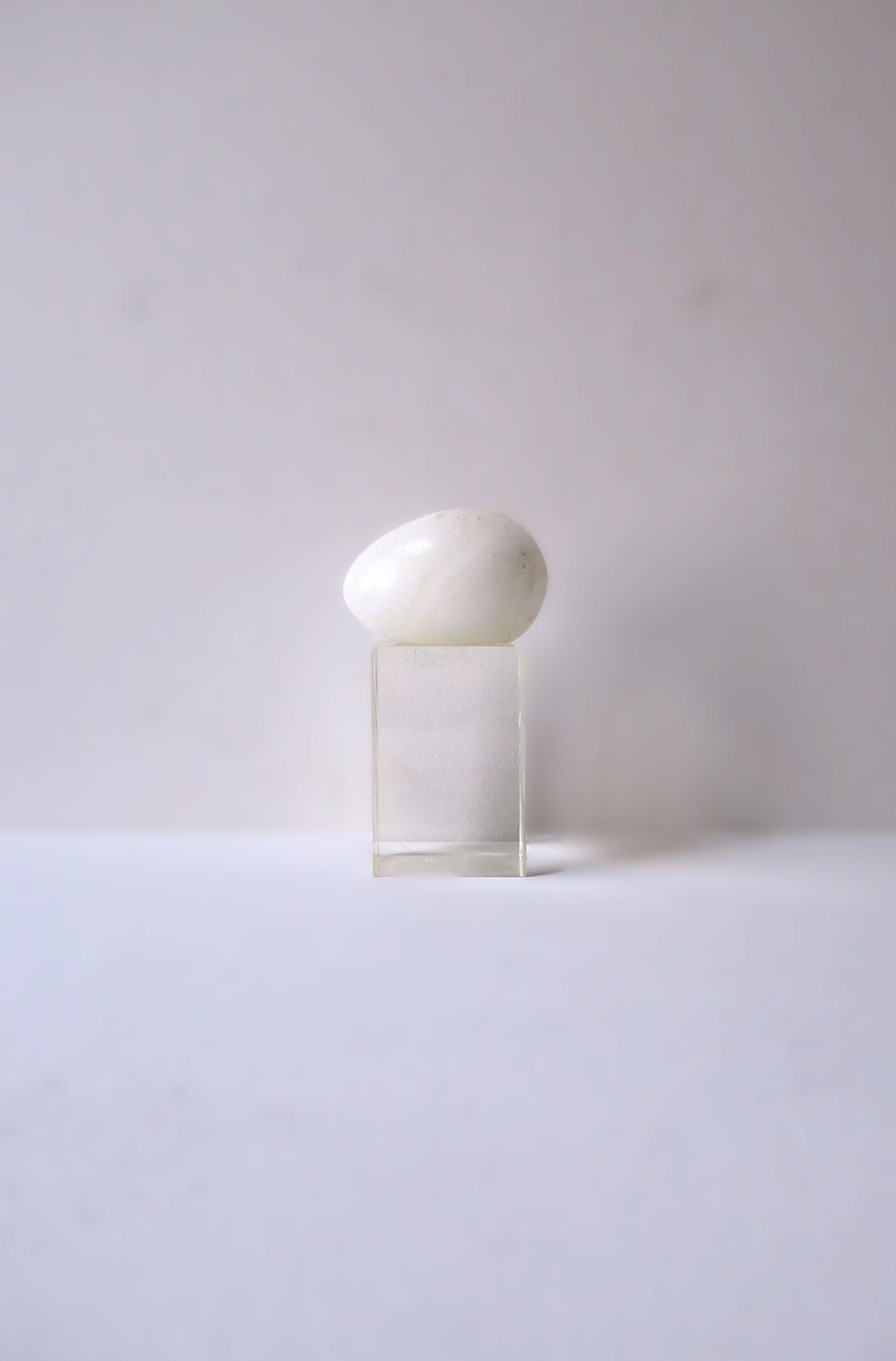Moderno Uovo di marmo di alabastro bianco con base in lucite in vendita