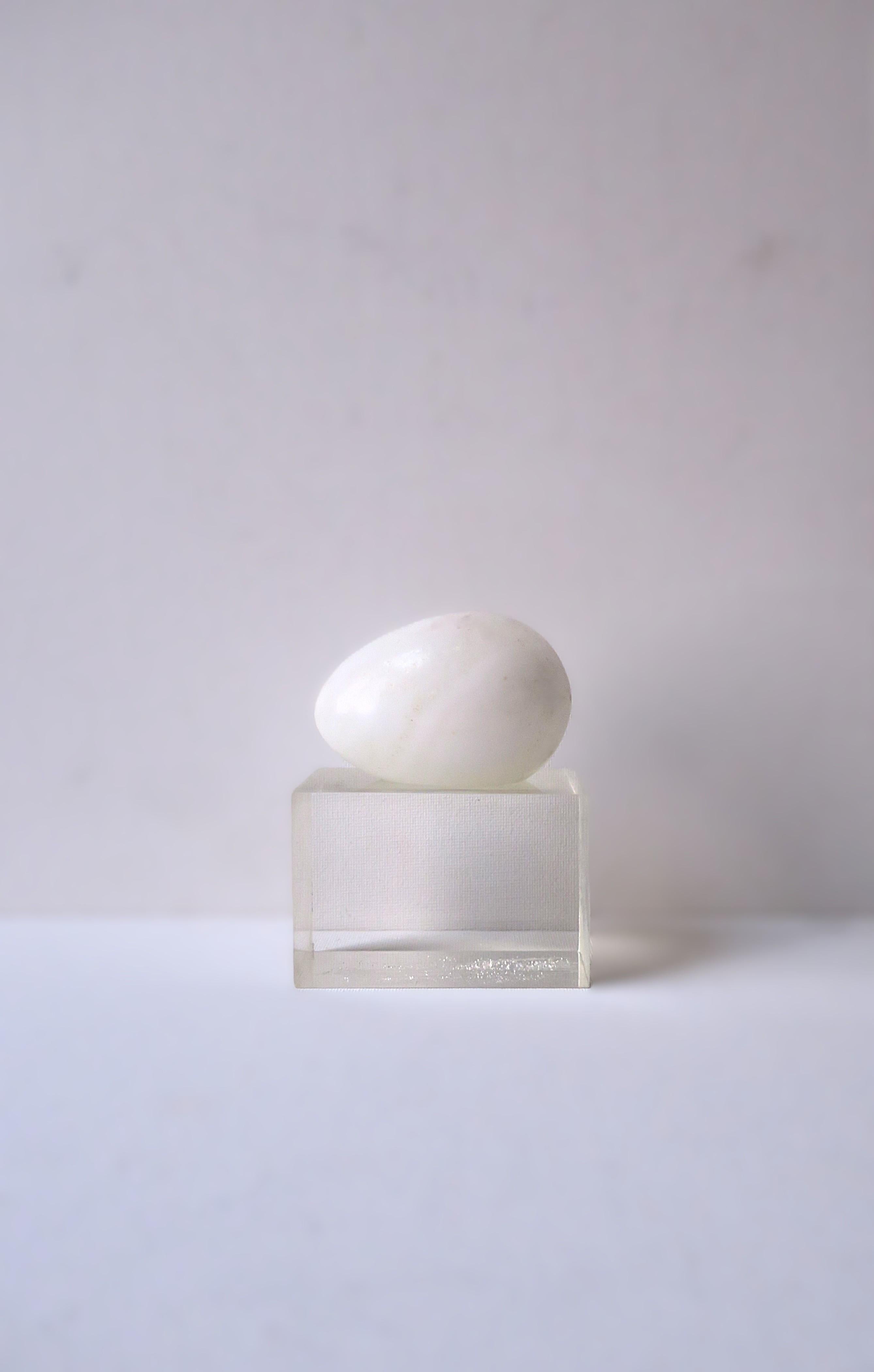Italiano Uovo di marmo di alabastro bianco con base in lucite in vendita
