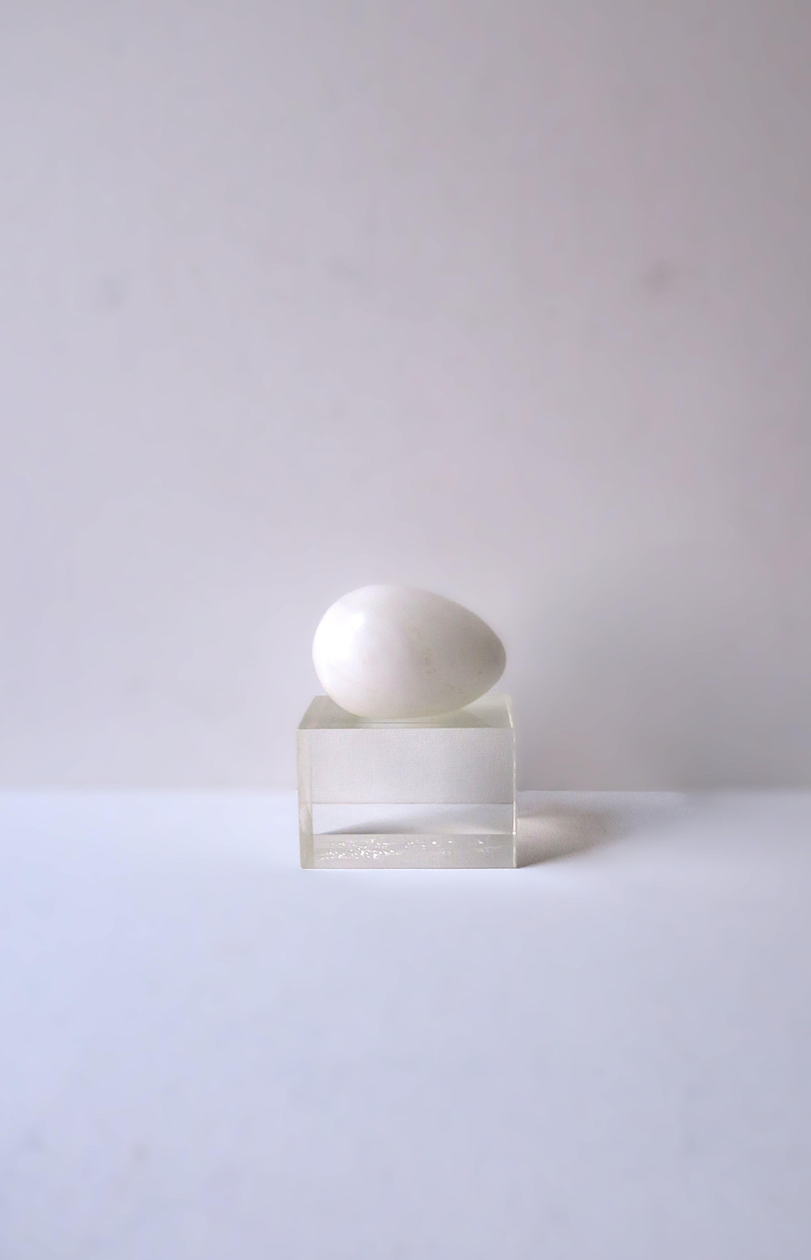 XX secolo Uovo di marmo di alabastro bianco con base in lucite in vendita