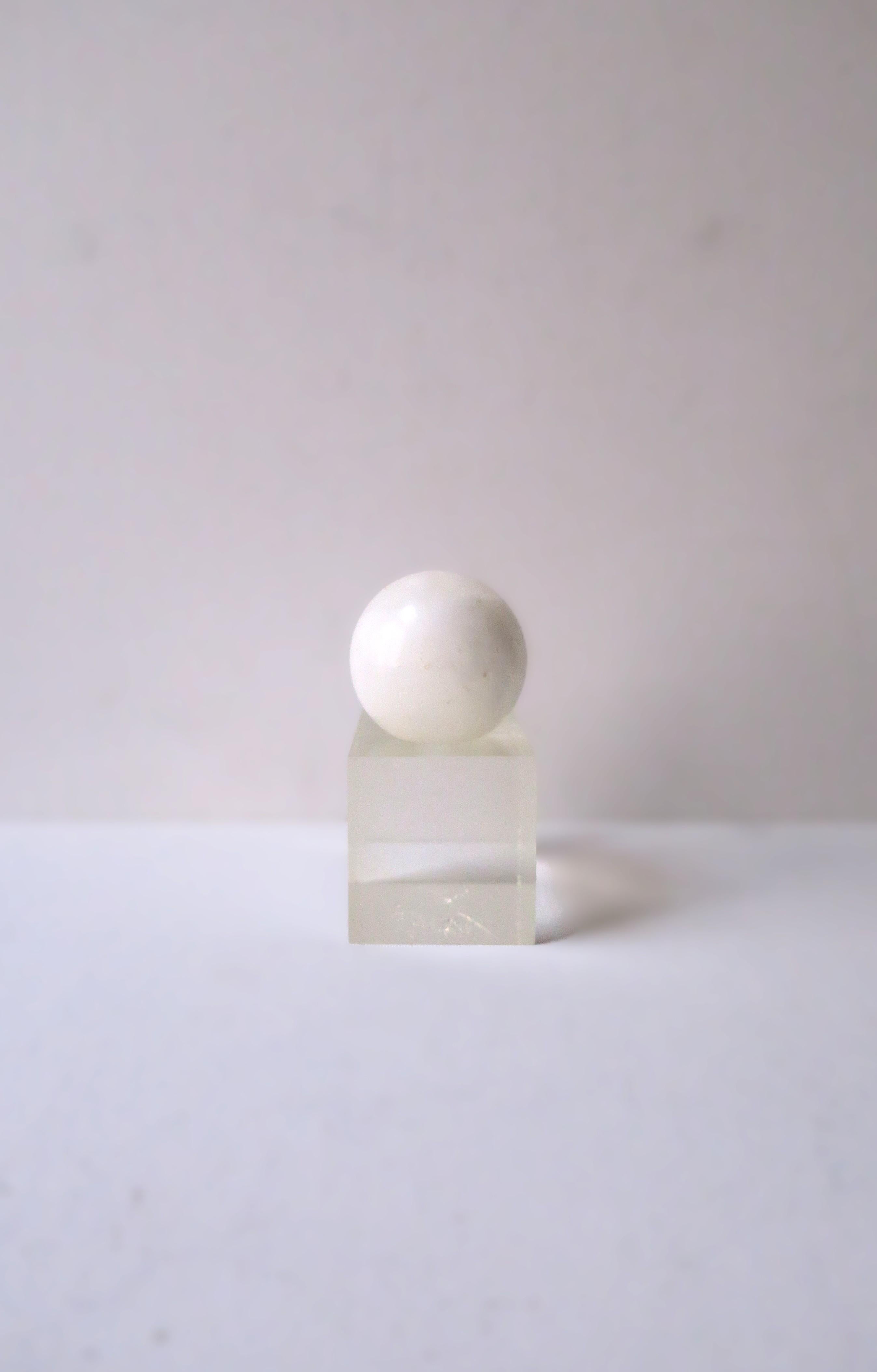 Lucite Uovo di marmo di alabastro bianco con base in lucite in vendita