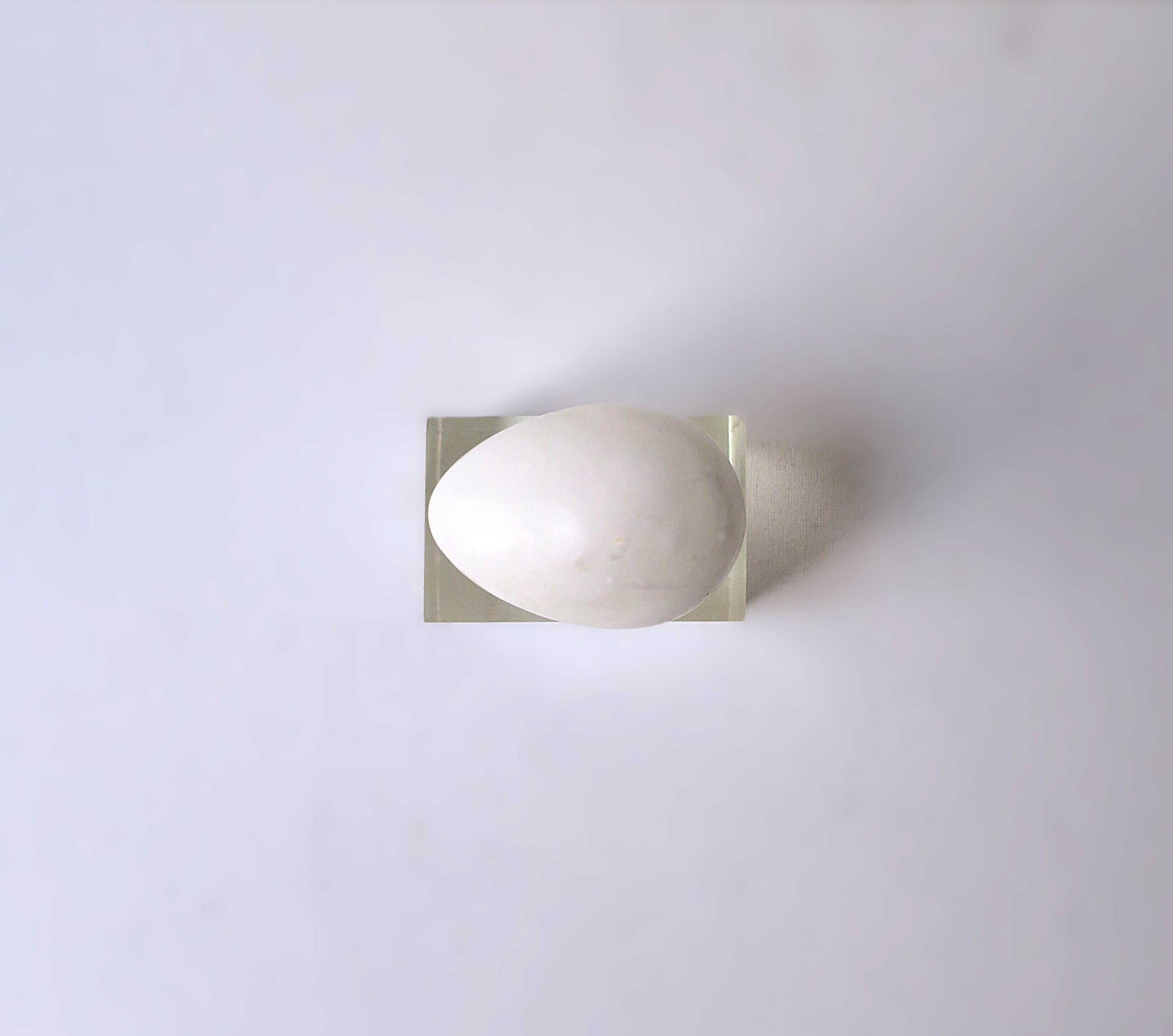 Uovo di marmo di alabastro bianco con base in lucite in vendita 1