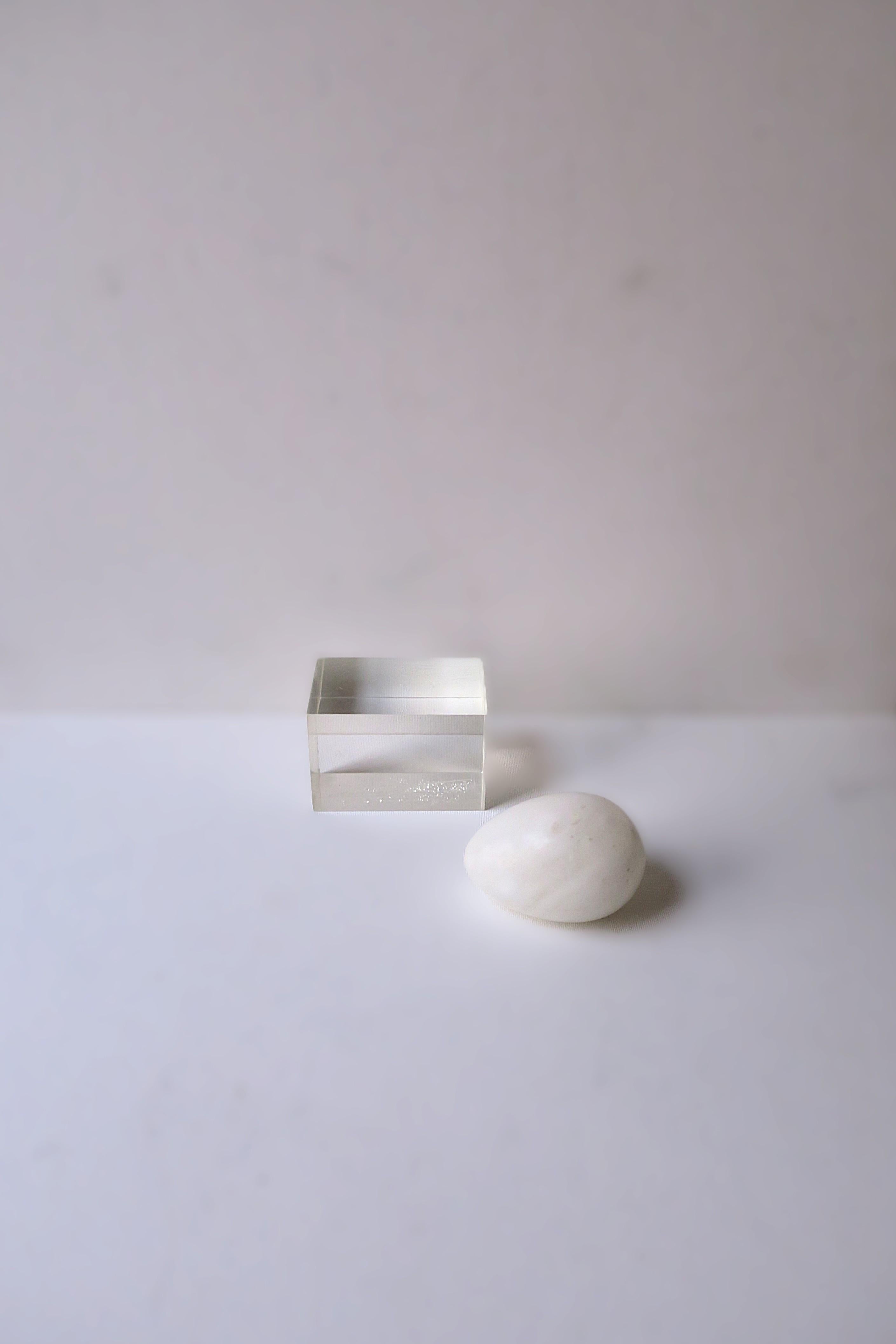 Uovo di marmo di alabastro bianco con base in lucite in vendita 2