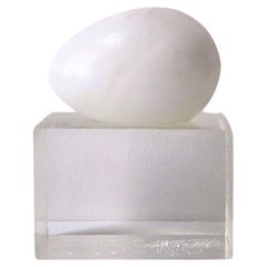 Huevo de Mármol Alabastro Blanco Base Lucite