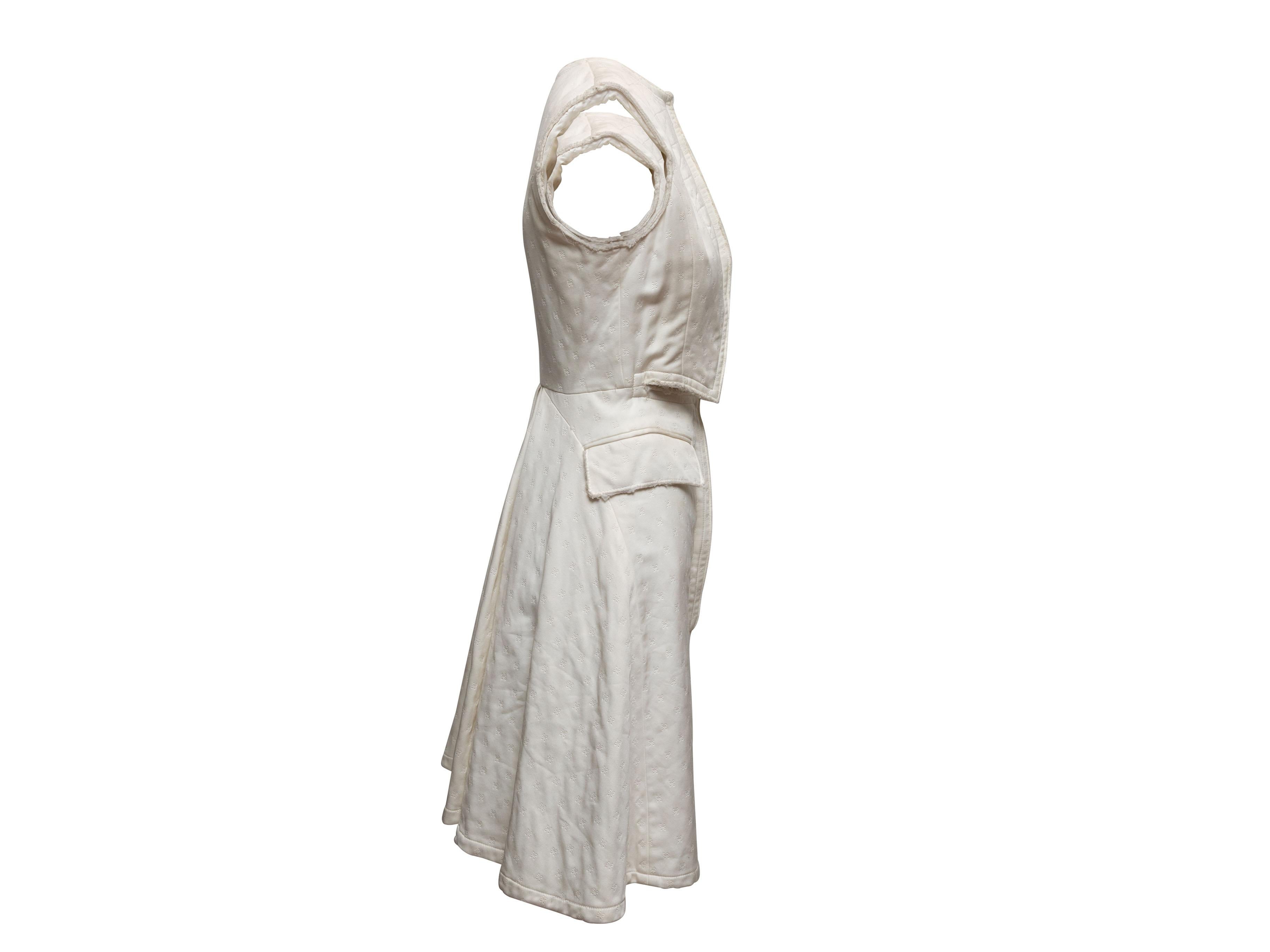 Alexander McQueen, robe blanche sans manches à découpes, taille IT 44 Bon état - En vente à New York, NY