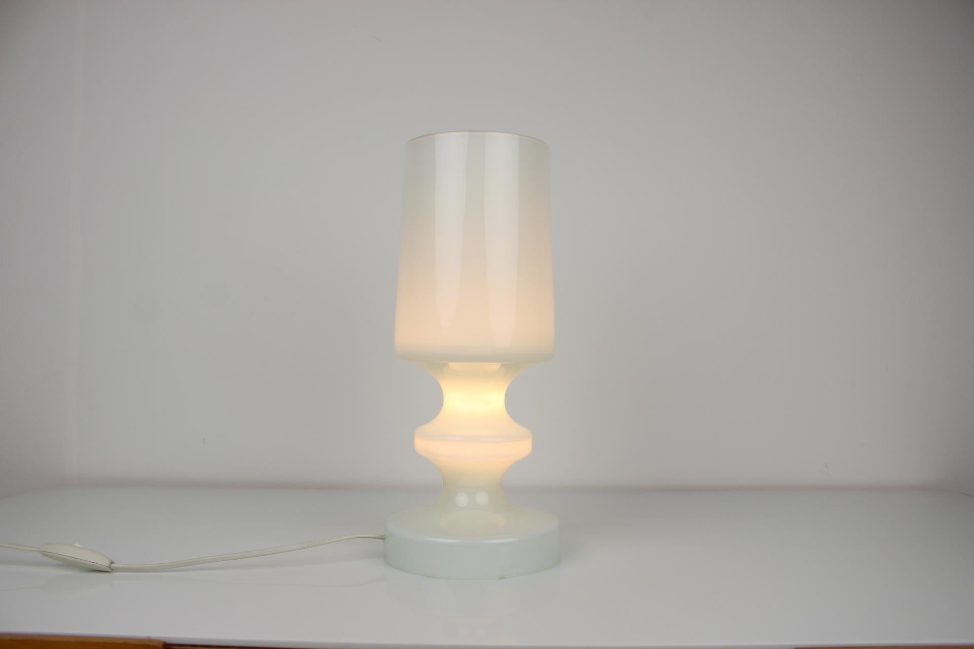 Mid-Century moderno Lampada da tavolo in vetro bianco disegnata da Stefan Tabery, anni '30 in vendita