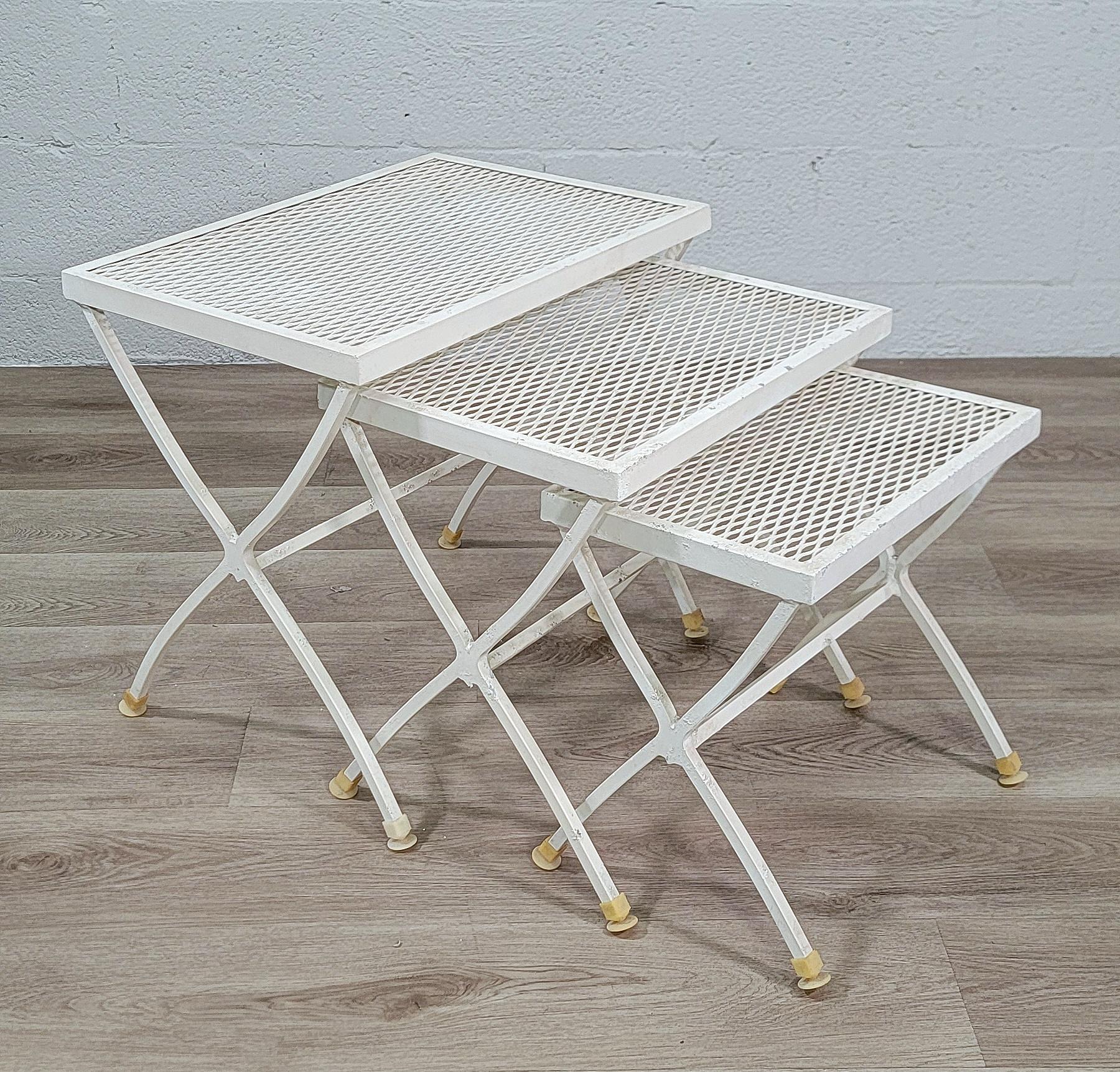 Mid-Century Modern White Aluminum Outdoor Nesting Tables by Scroll - Set of 3 For Sale