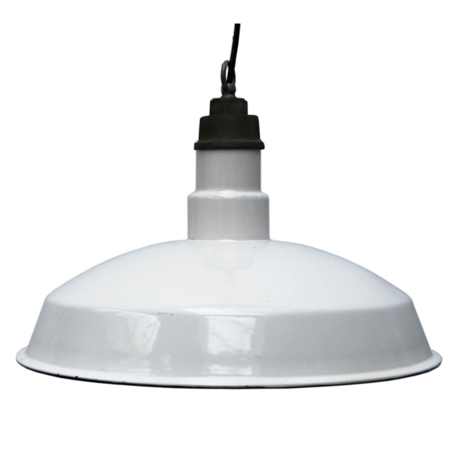 Factory hanging light. White enamel. White interior.
Cast aluminium top. Made in the USA . 2 meter wire.  

Measure: Weight: 1.1 kg / 2.4 lb

Priced individual item. All lamps have been made suitable by international standards for incandescent
