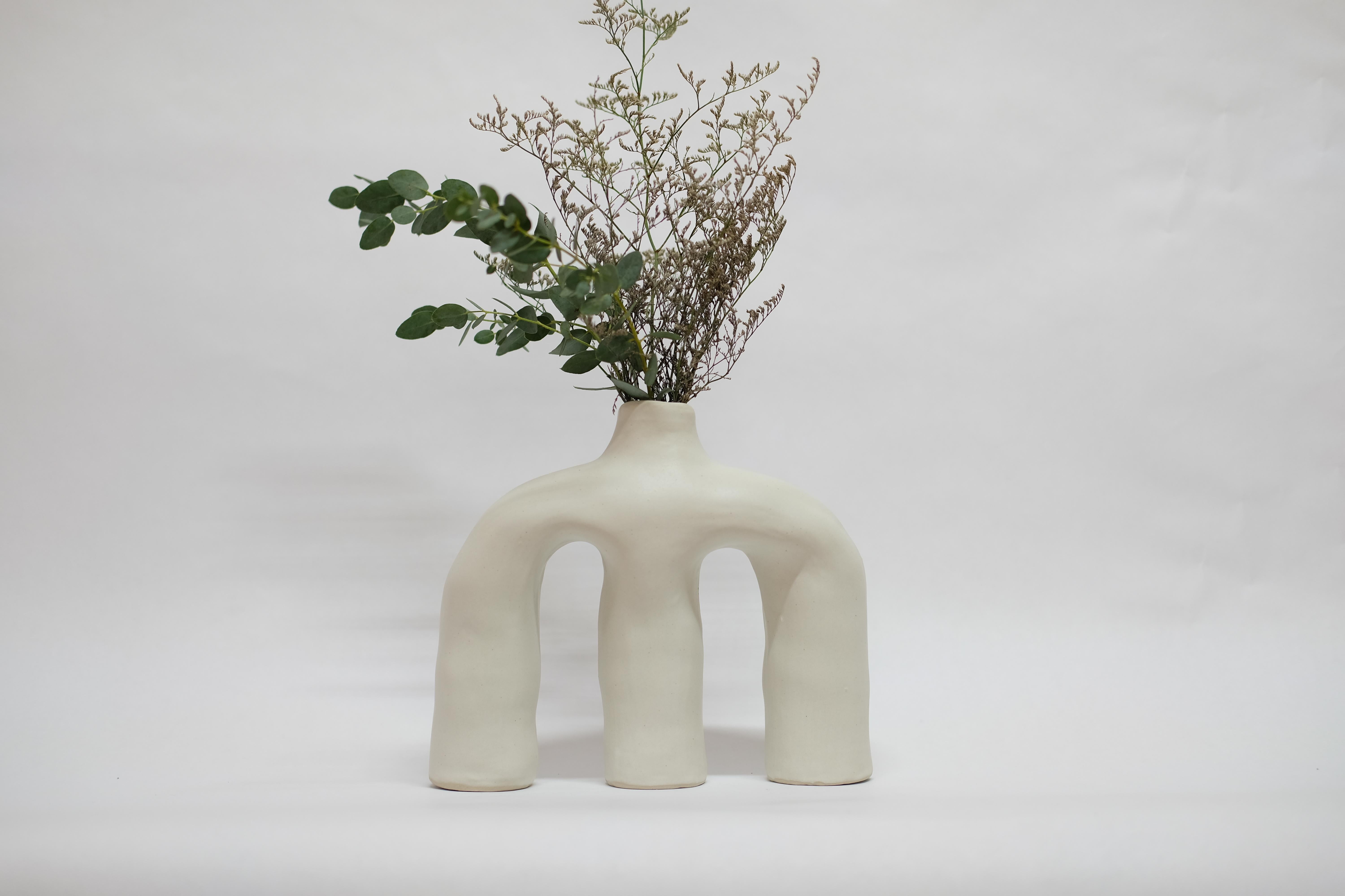 Modern White Anatomía Sutil Stoneware Vase by Camila Apaez For Sale