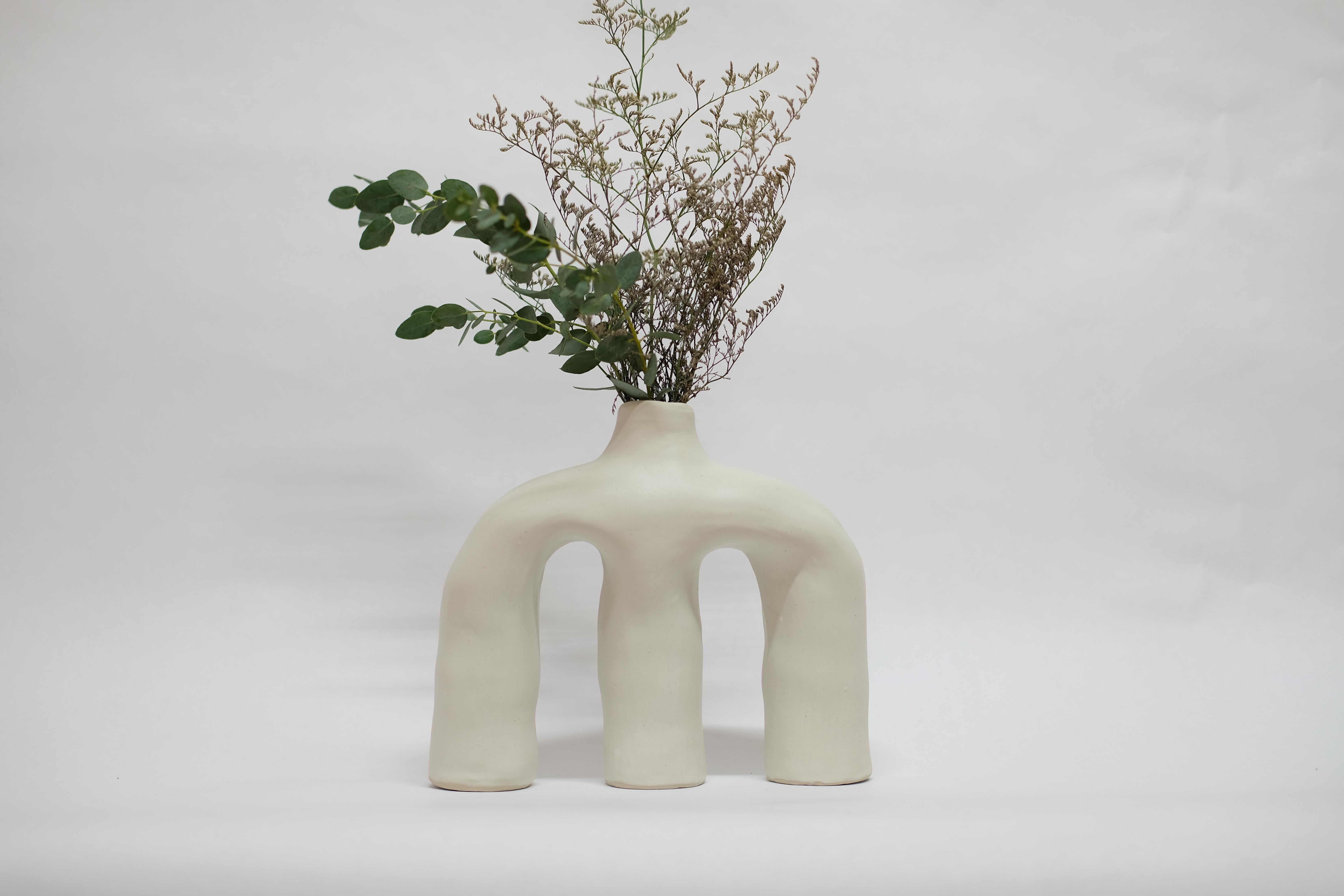 Moderno Vaso in gres bianco Anatomía Sutil di Camila Apaez in vendita