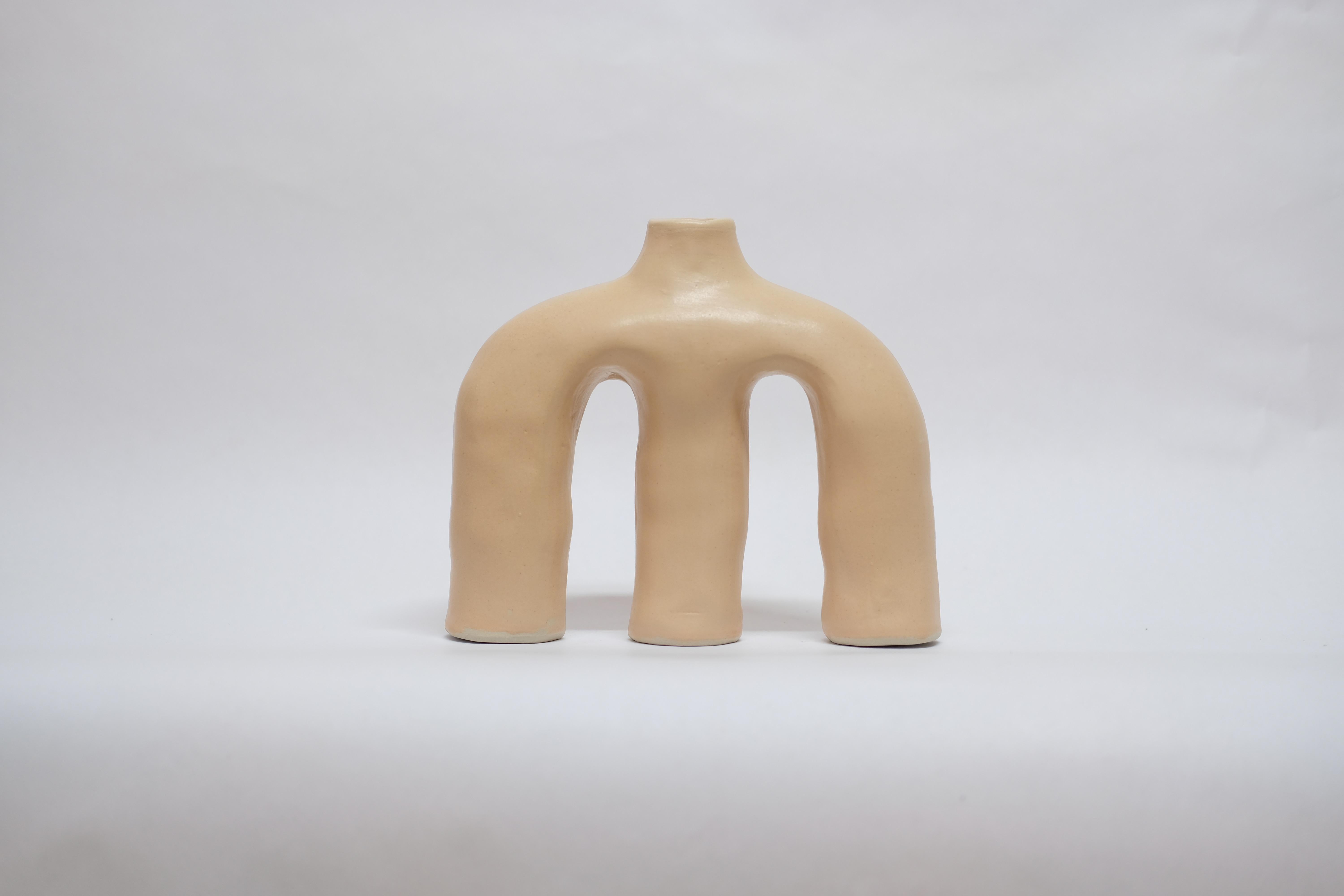 Weiße Anatomía Sutil-Steinzeugvase von Camila Apaez (Mexikanisch) im Angebot