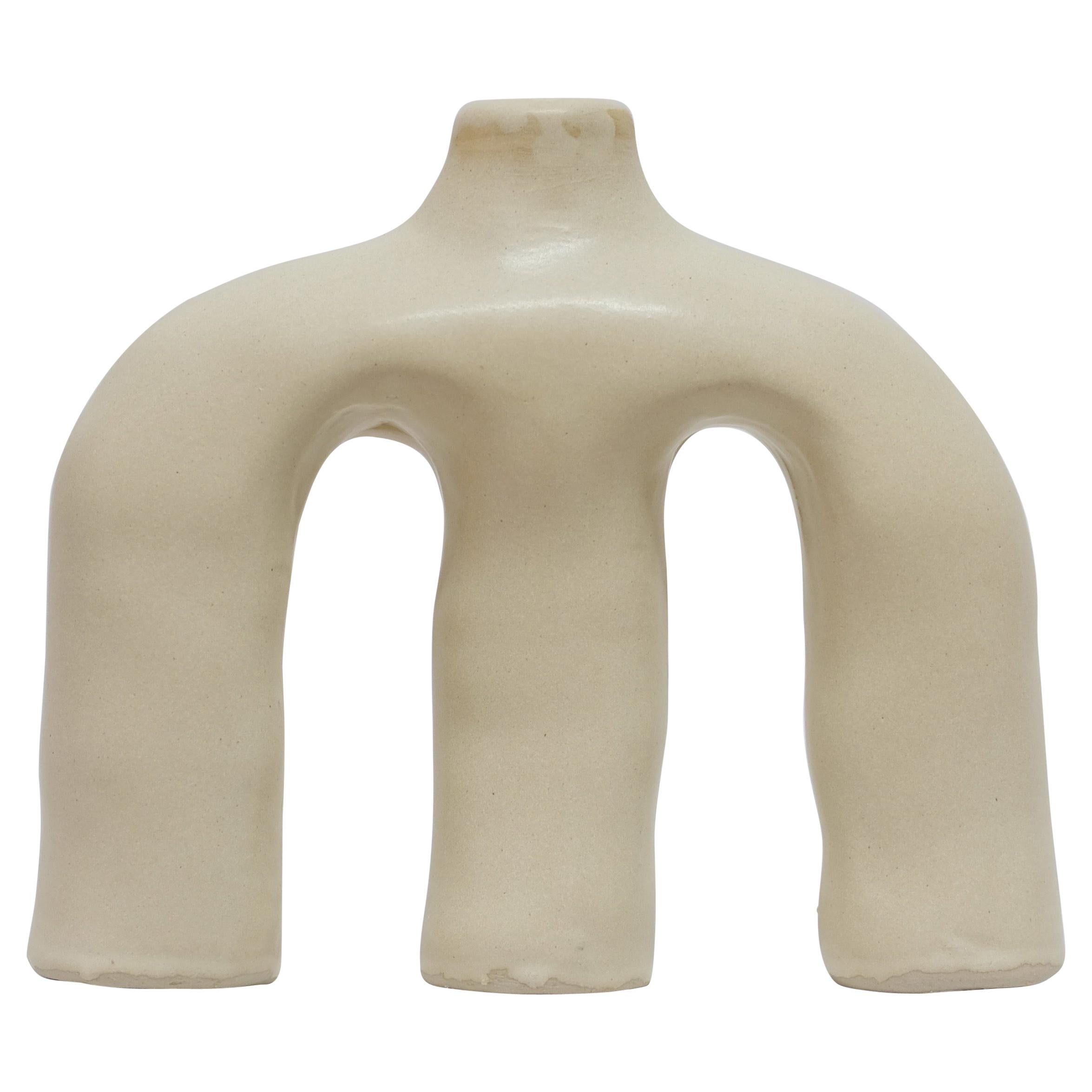 Weiße Anatomía Sutil-Steinzeugvase von Camila Apaez im Angebot