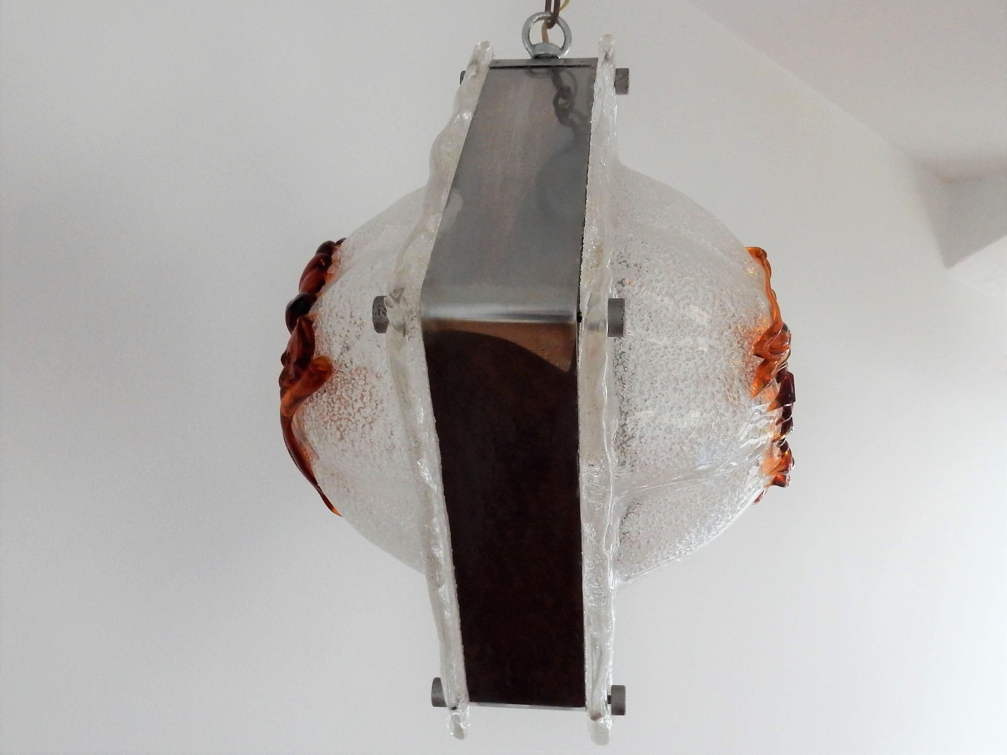 Mid-Century Modern Lampe à suspension en verre de Murano blanc et ambré, Italie, années 1960 en vente