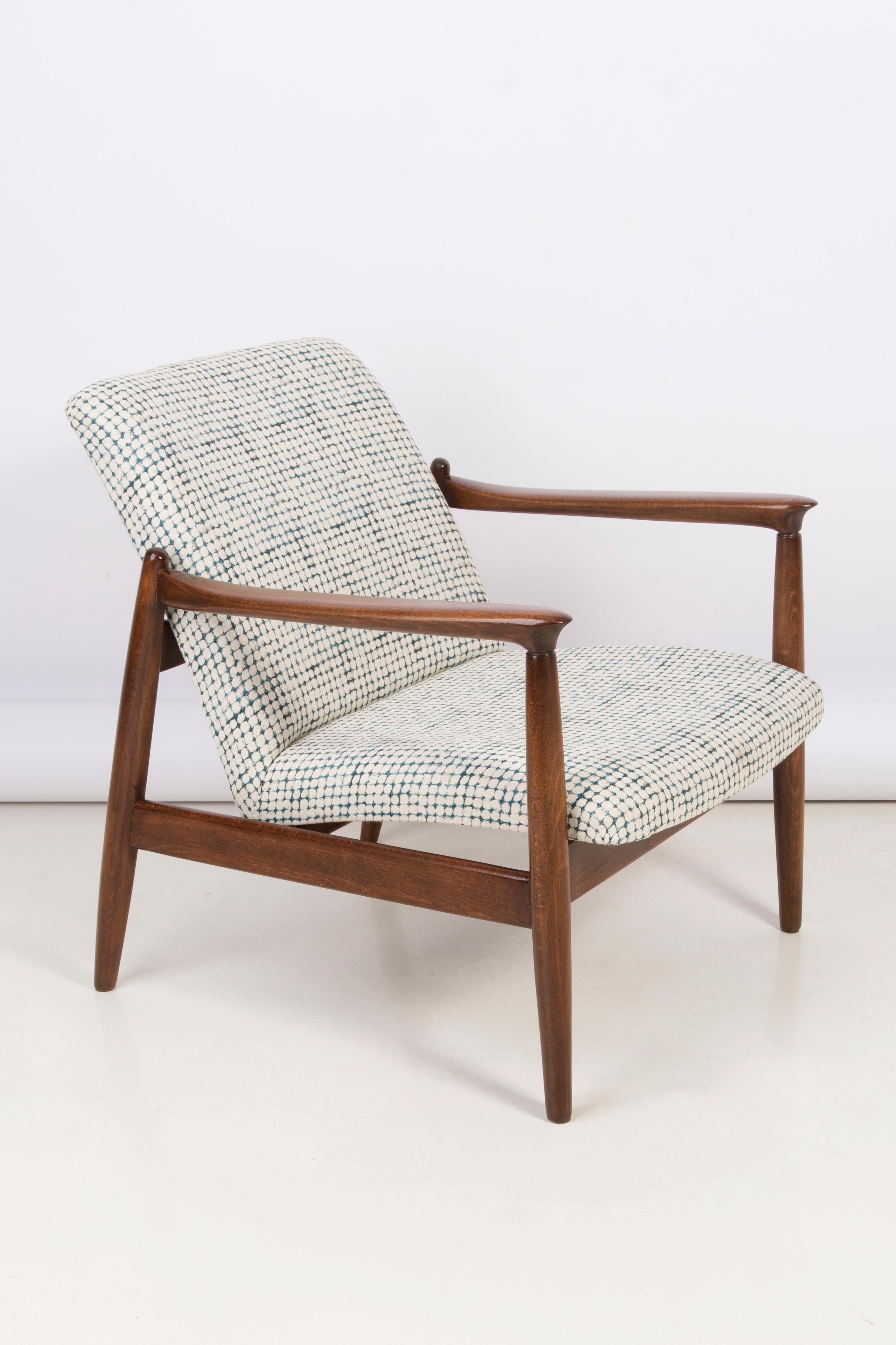 Magnifique fauteuil et tabouret de pied, conçu par Edmund Homa. Le fauteuil a été fabriqué dans les années 1960 dans la fabrique de meubles Goscieninska en bois de hêtre massif. Le fauteuil de type GFM est considéré comme l'un des meilleurs