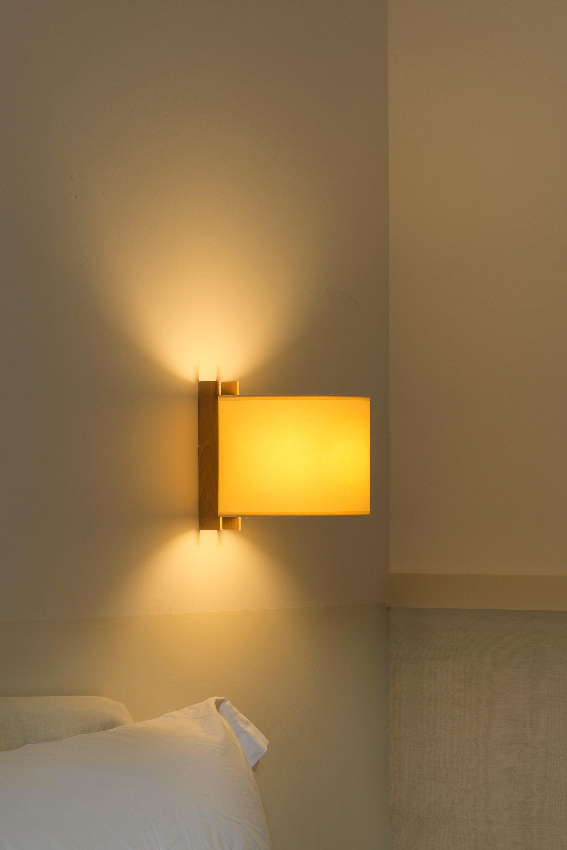 Moderno Lampada da parete scultorea TMM Corto di Miguel Milá in bianco e legno di faggio in vendita