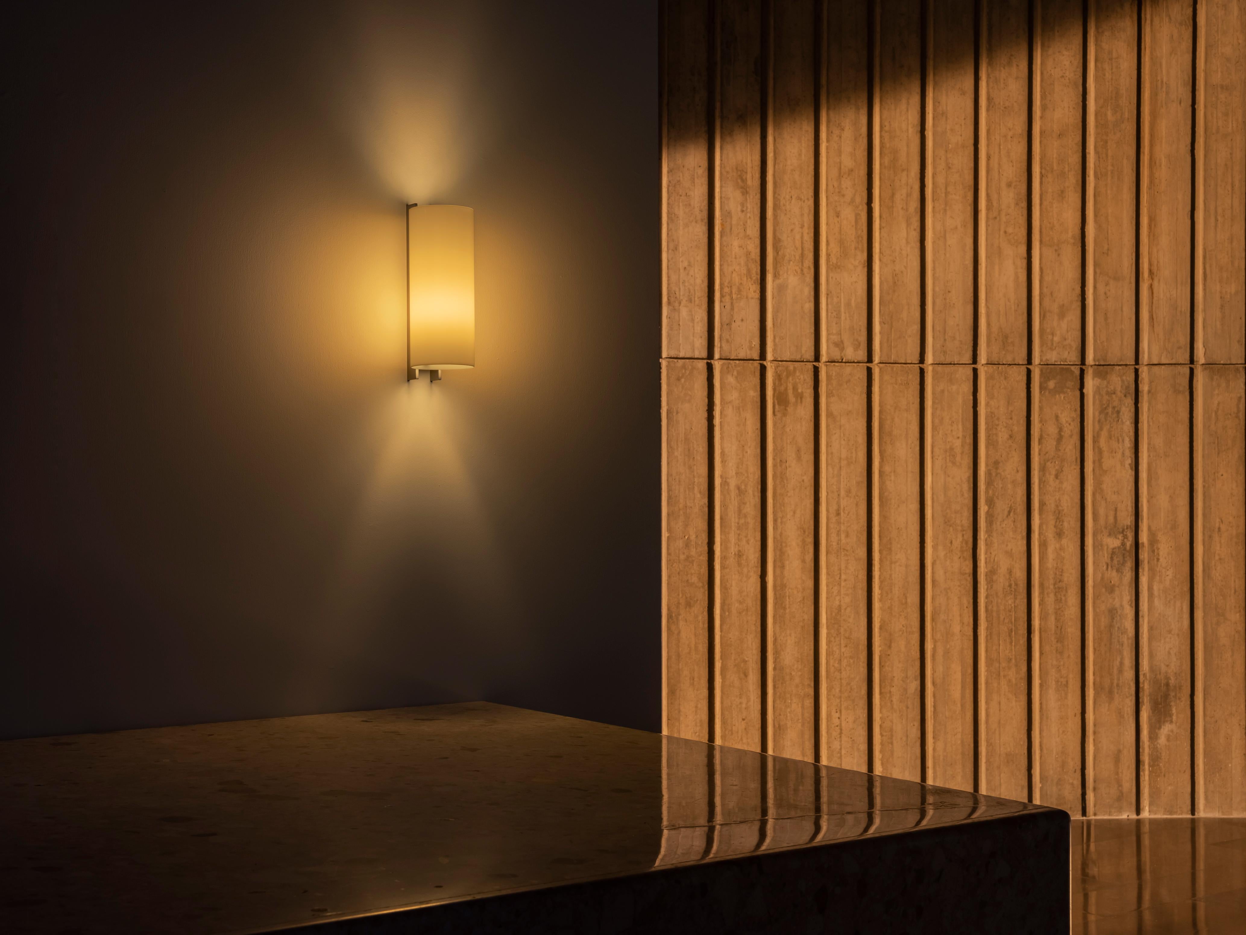XXIe siècle et contemporain Lampe murale sculpturale d'art Contemporary TMM Largo en blanc et Beeche de Miguel Milá en vente