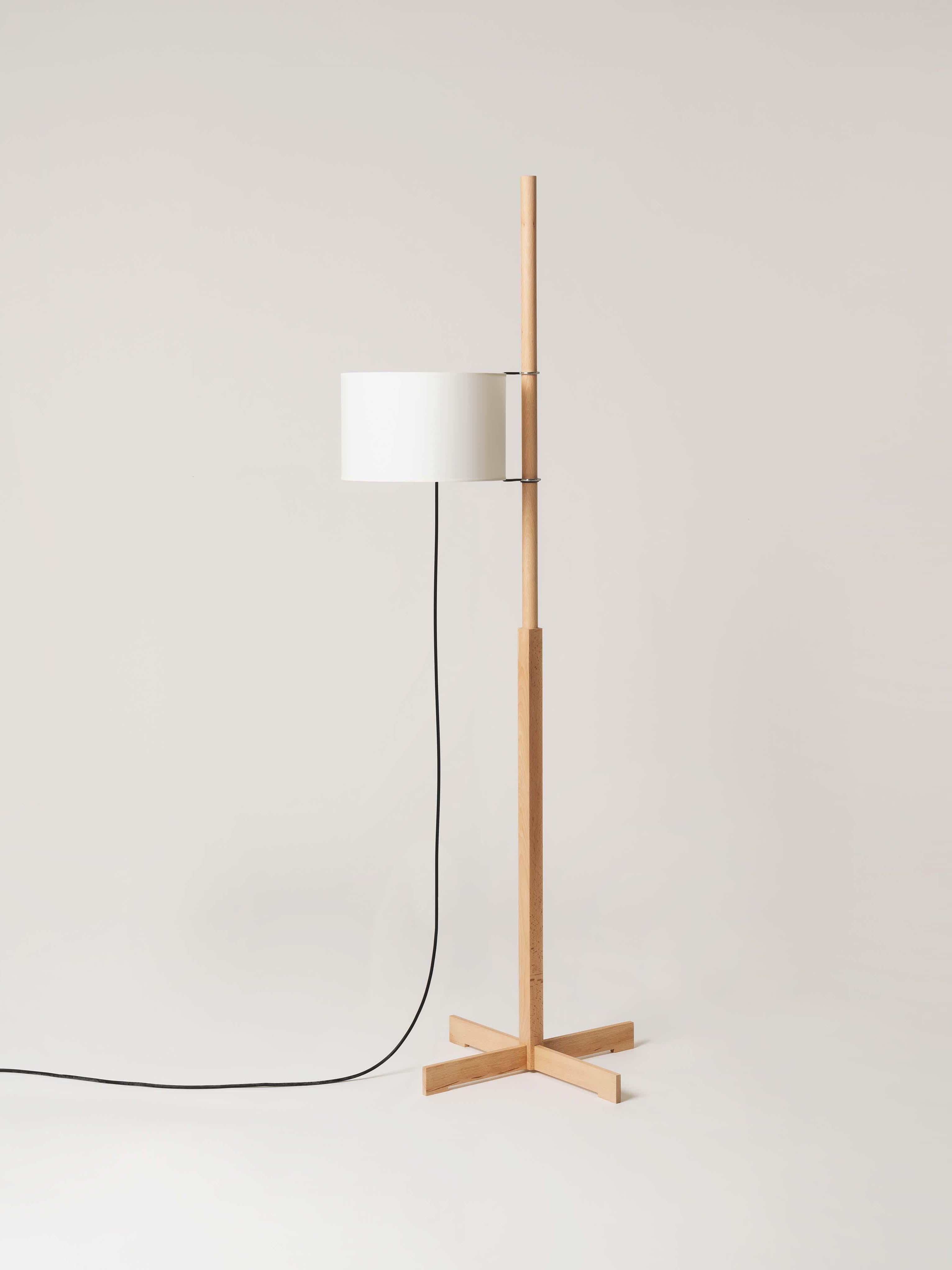 White and beech TMM floor lamp by Miguel Milá
Dimensions: D 50 x W 60 x H 166 cm
Materials: Beech wood, parchment lampshade.
Available in 3 lampshades: beige, white and white with diffuser.
Available in 5 woods: beech, cherry, walnut, natural