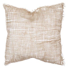 Almohada de algodón y yute blanca y beige hecha a mano