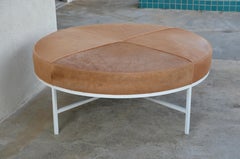 Pouf o tavolino da caffè 'Tambour' in pelle bianca e beige di Design Frères