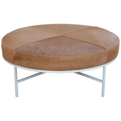 Ottoman- oder Couchtisch „ Tambour“ aus weißem und beigefarbenem Leder von Design Frères