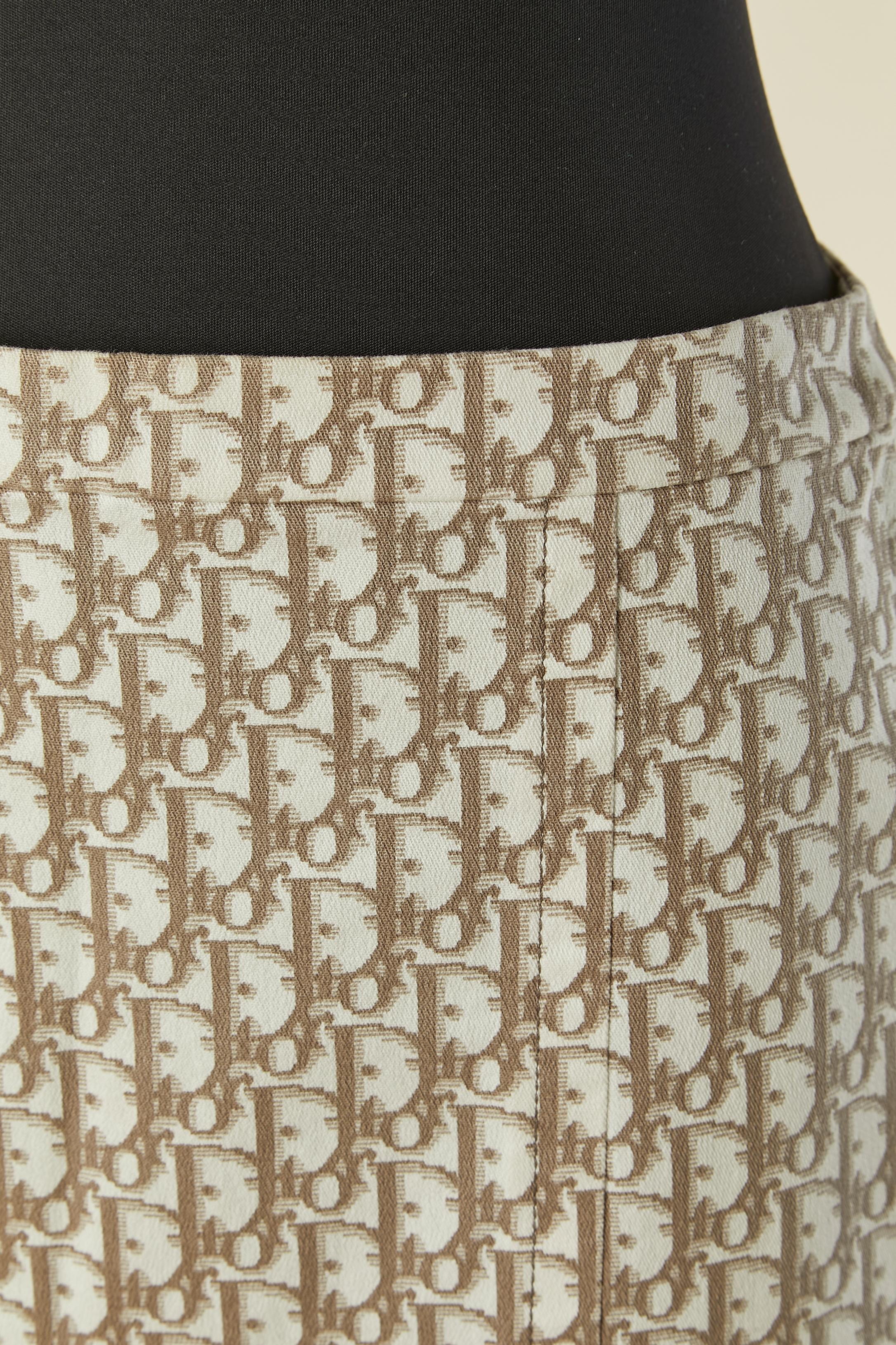 Falda lápiz Monogram en jacquard blanco y beige . Composición del tejido: 98% algodón, 2% licra.
Cierre de cremallera en la parte superior central de la espalda. Hendidura en la parte inferior central de la espalda, longitud = 24 cm
TALLA 38 (Fr) 6