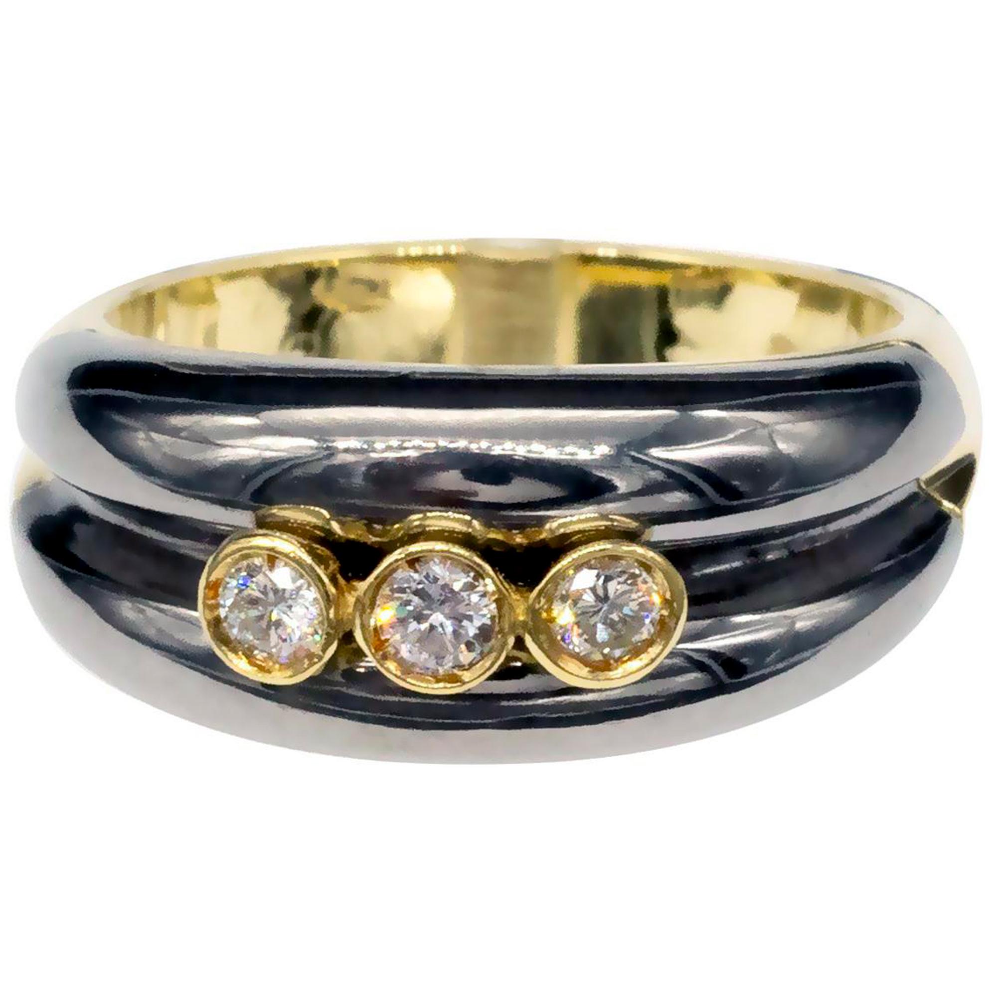 Anello a tre pietre con diamanti e oro 18 carati bianco e nero