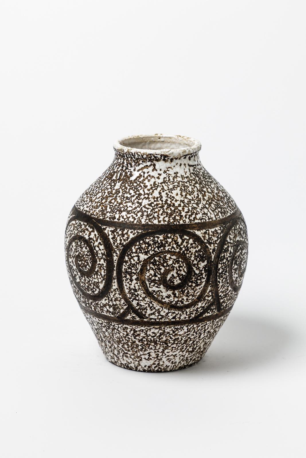Dans le style de Jean Besnard.

Vase original art déco en céramique blanche et noire.

Condition ogirale parfaite.

Réalisé vers 1930.

Mesures : hauteur 23 cm
Grand 18 cm.