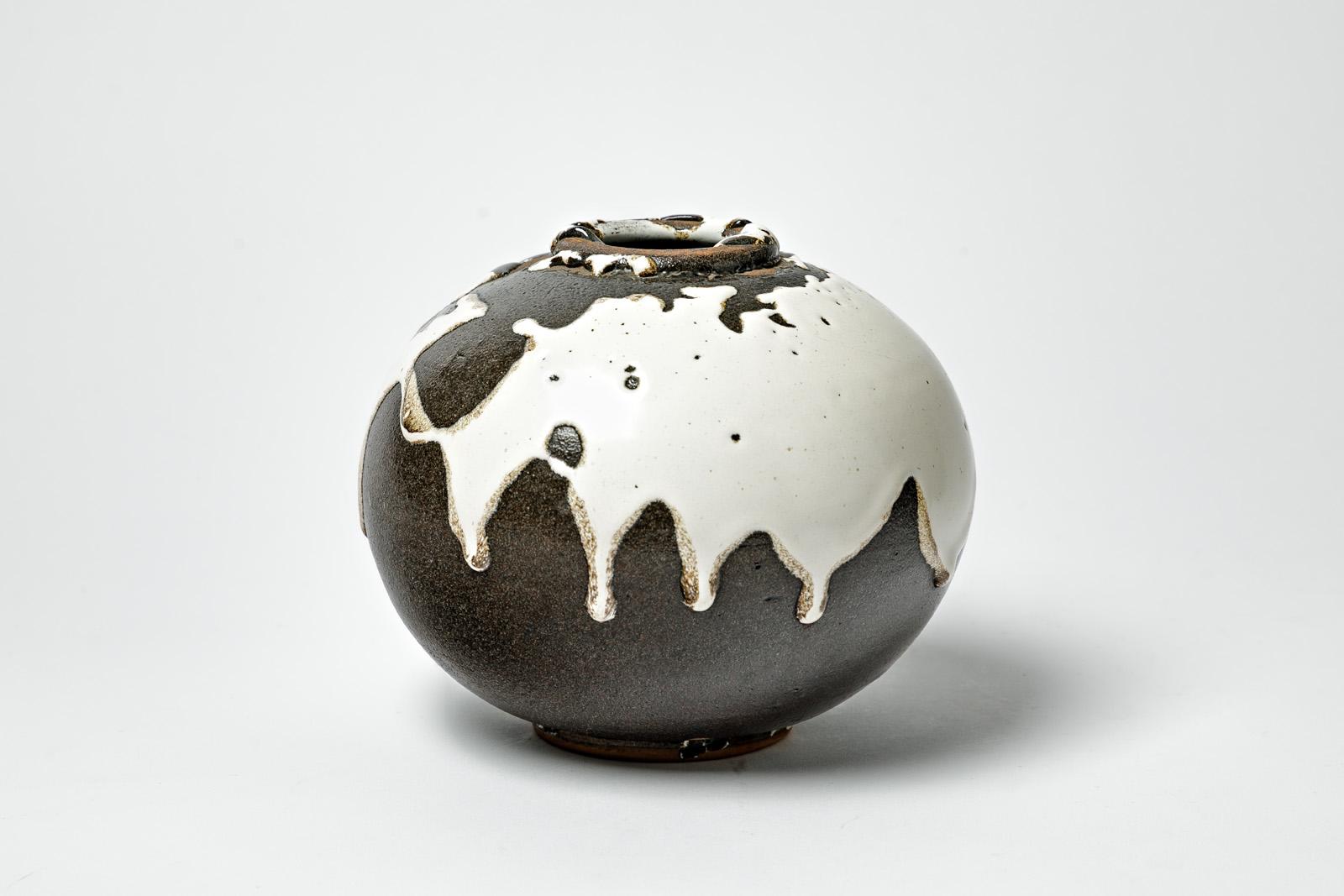 Français vase en céramique blanc et noir du 20e siècle décor abstrait signé  en vente