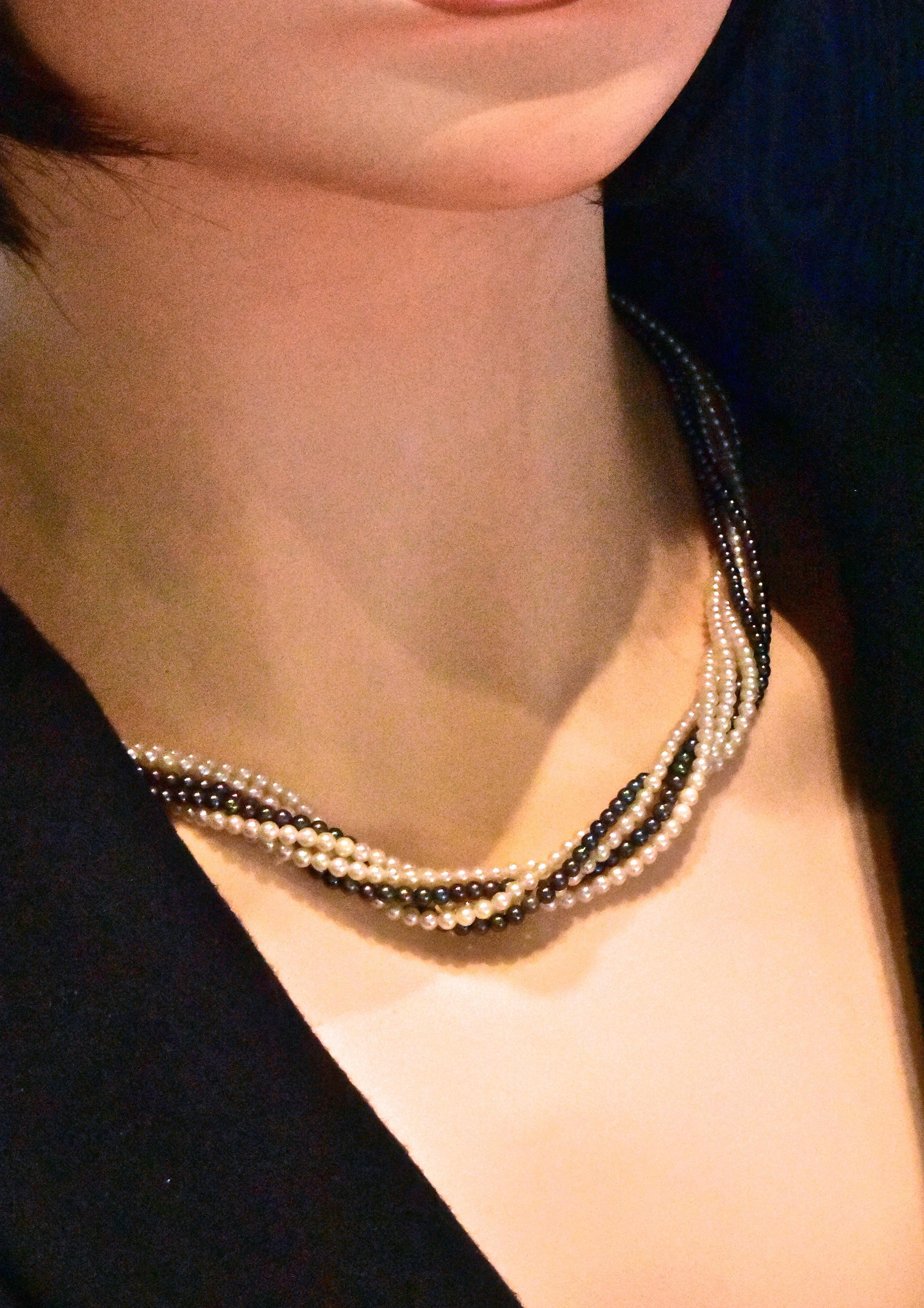 Feine Perlenkette, die sowohl feine weiße Perlen als auch schwarze Perlen enthält. Diese Perlen haben eine Größe von 2,5 mm bis 3,0 mm. Man kann diese schöne Halskette leicht gedreht oder mehr tragen, je nachdem, wie lang man sie haben möchte. In
