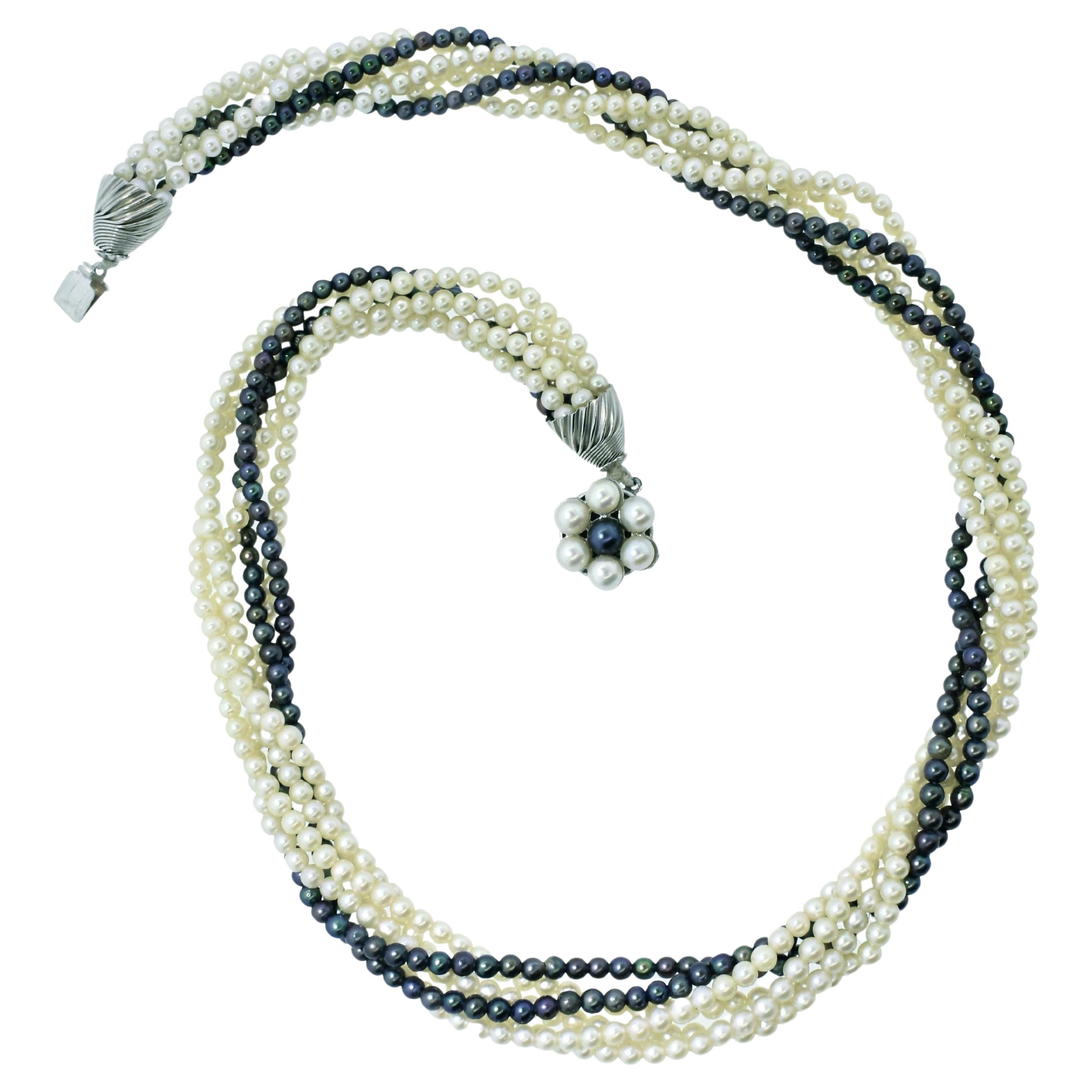   Weiße und schwarze Akoya-Perlen mit schickem Weißgold-Verschluss/Anhänger, Contemporary Damen im Angebot
