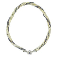   Weiße und schwarze Akoya-Perlen mit schickem Weißgold-Verschluss/Anhänger, Contemporary