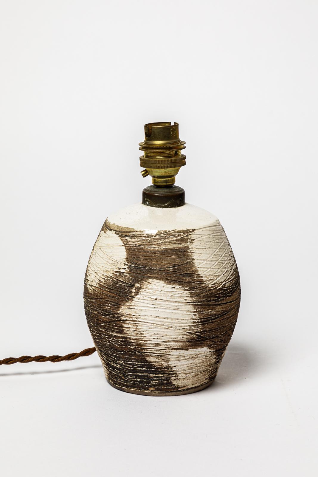 Attribuito a Primavera

Lampada da tavolo in ceramica bianca e nera Art déco

Realizzato nel 1930 circa

Condizioni originali perfette

Altezza della ceramica 15 cm 
Grande 12 cm

Altezza con impianto elettrico 20 cm