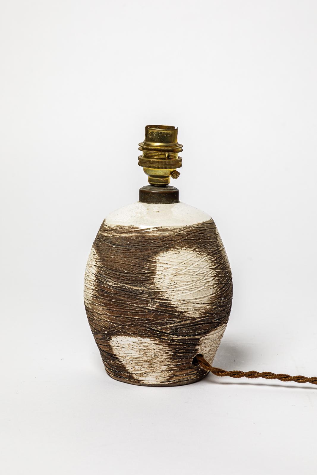 Francese lampada da tavolo in ceramica art deco bianca e nera att. a Primavera 1930 XX secolo in vendita