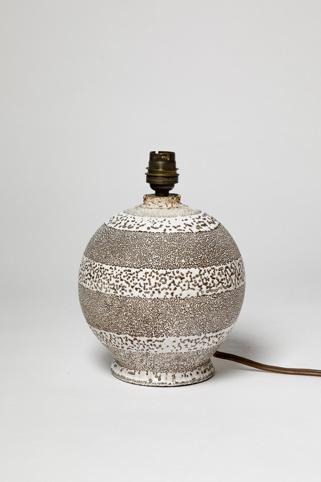 Dans le style de Jean Besnard

Lampe de table en céramique blanche art déco design du 20ème siècle

vers 1940

Orignal en parfait état - la céramique sera nettoyée

Vendu sans abat-jour 

Céramique hauteur 17 cm
Grand 15 cm

hauteur avec système