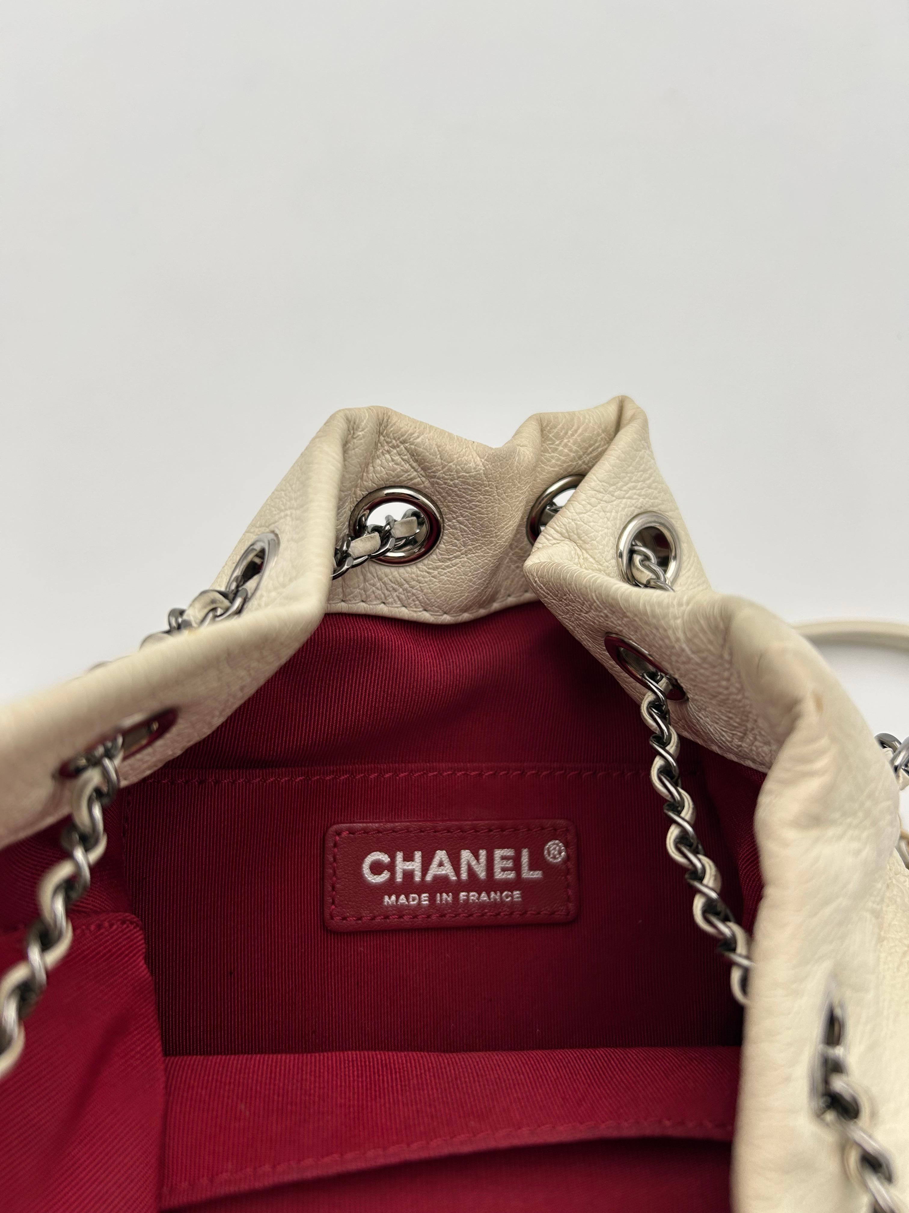 Sac à main Chanel Gabrielle blanc et noir en vente 5