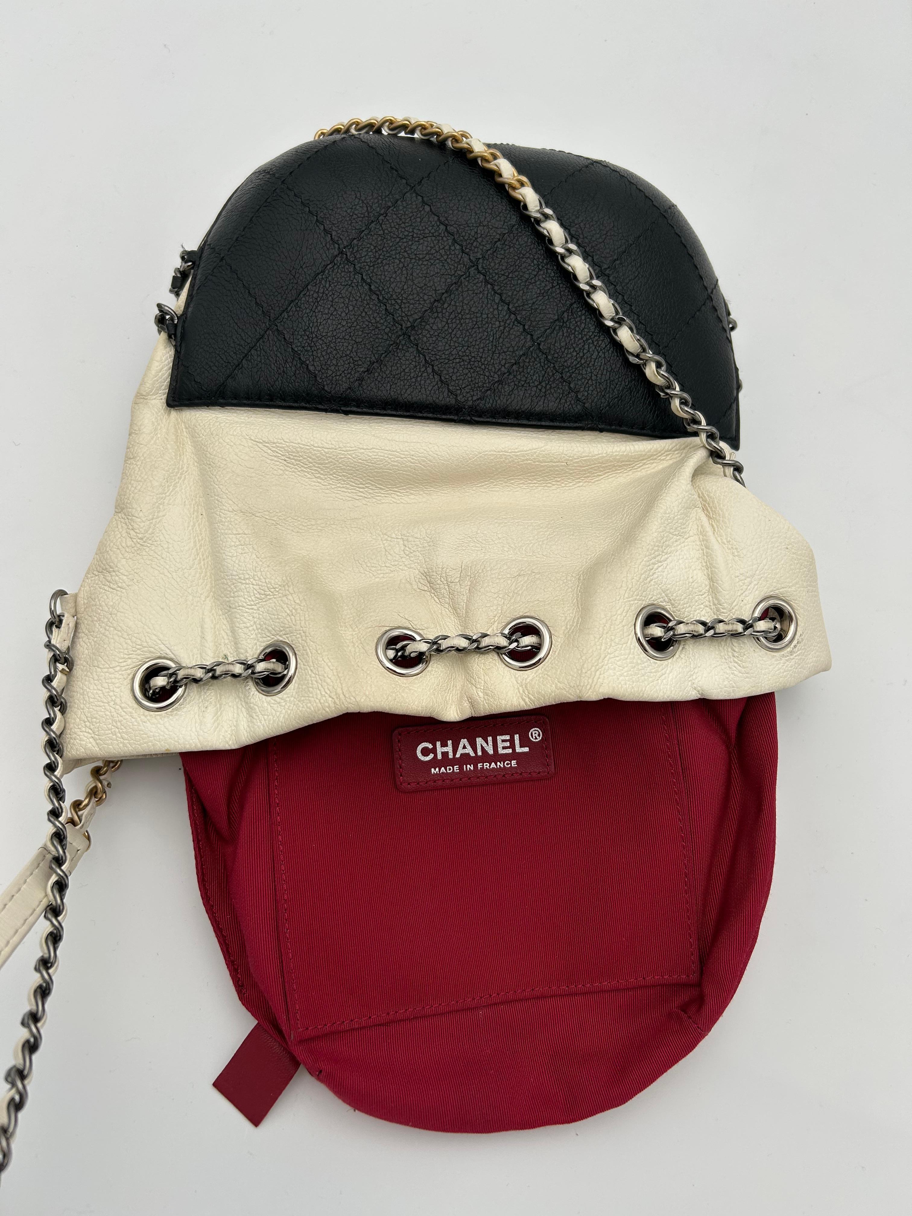 Sac à main Chanel Gabrielle blanc et noir en vente 7