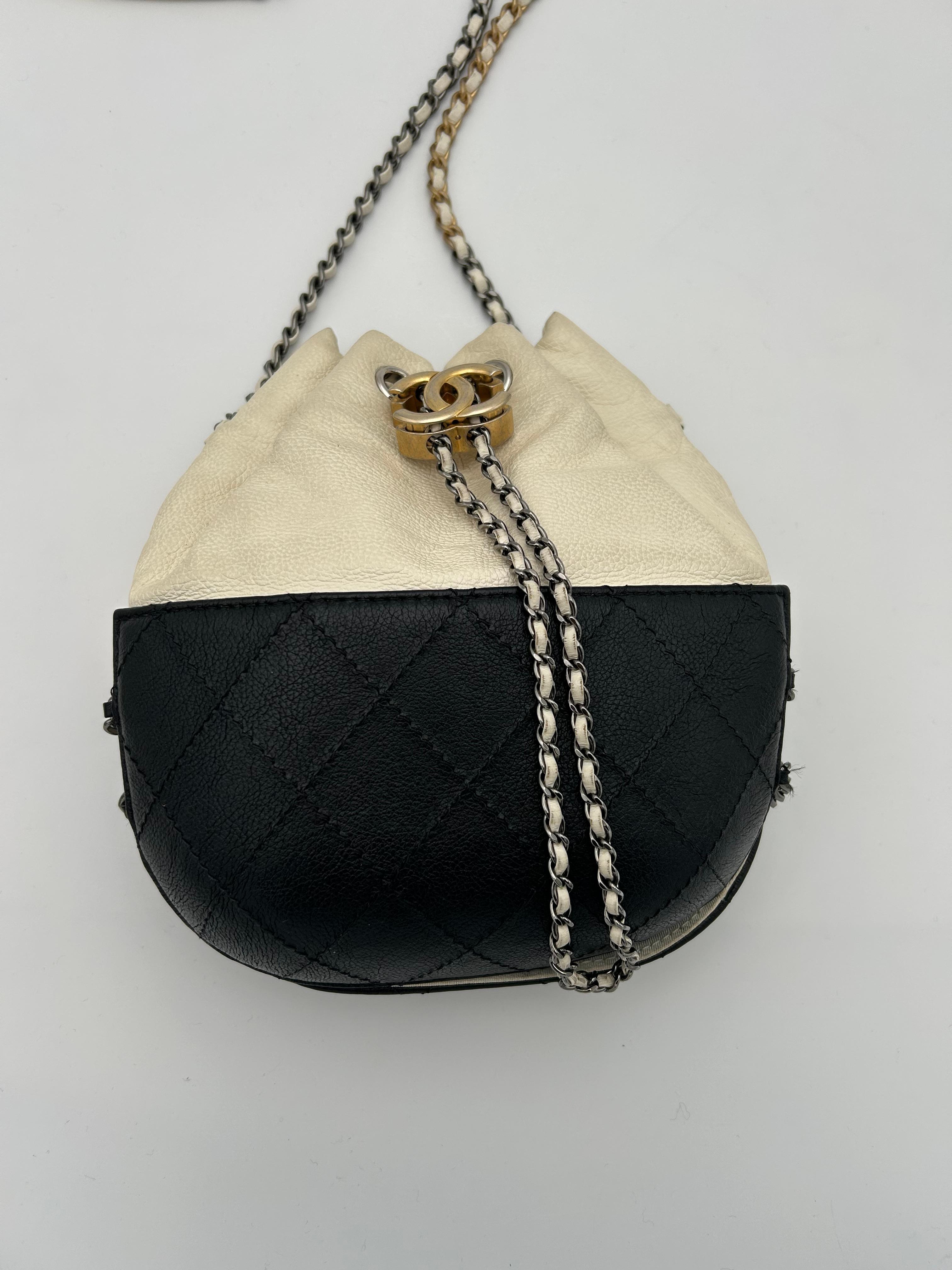 Noir Sac à main Chanel Gabrielle blanc et noir en vente