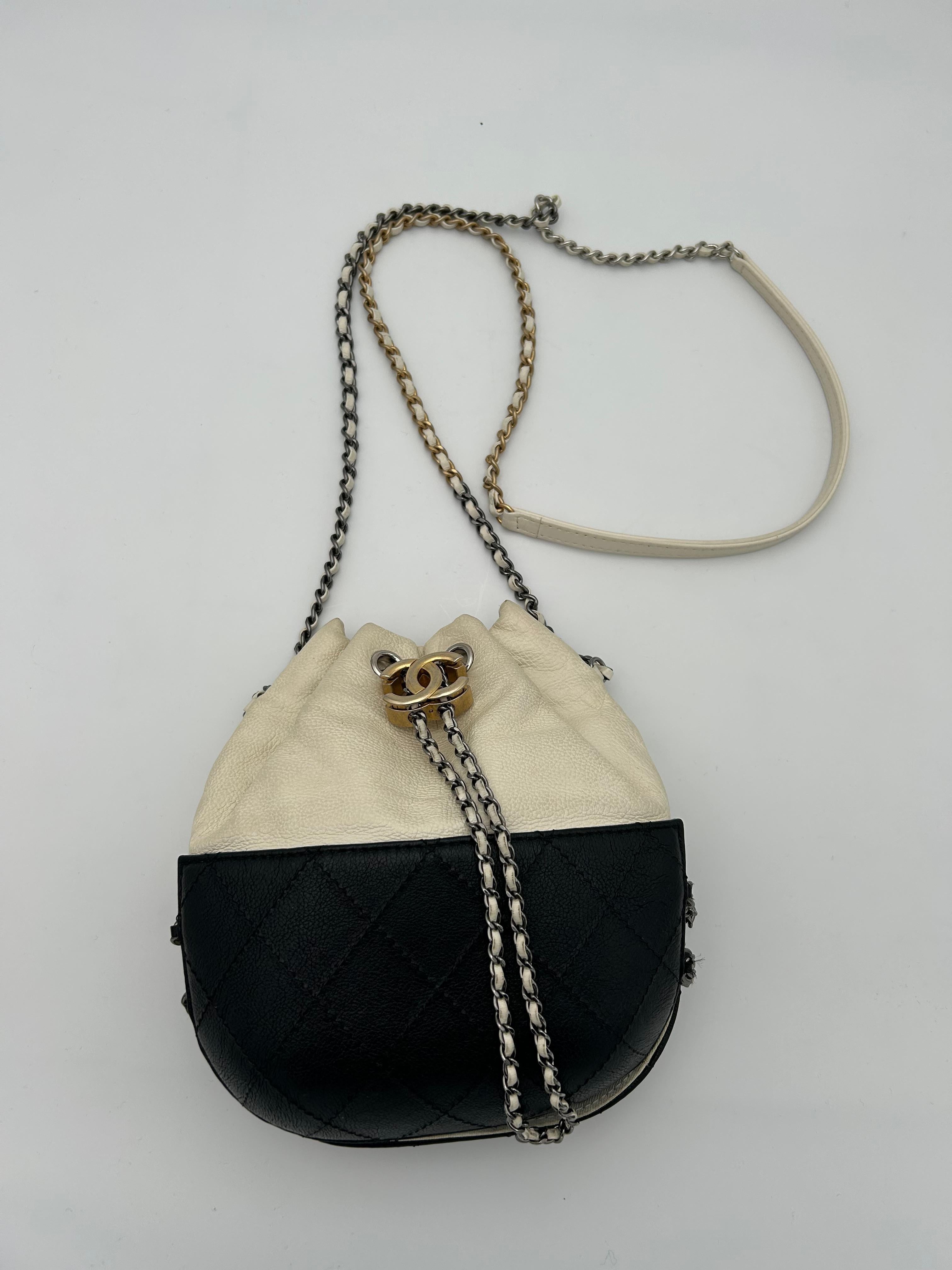 Sac à main Chanel Gabrielle blanc et noir Bon état - En vente à Palm Beach, FL