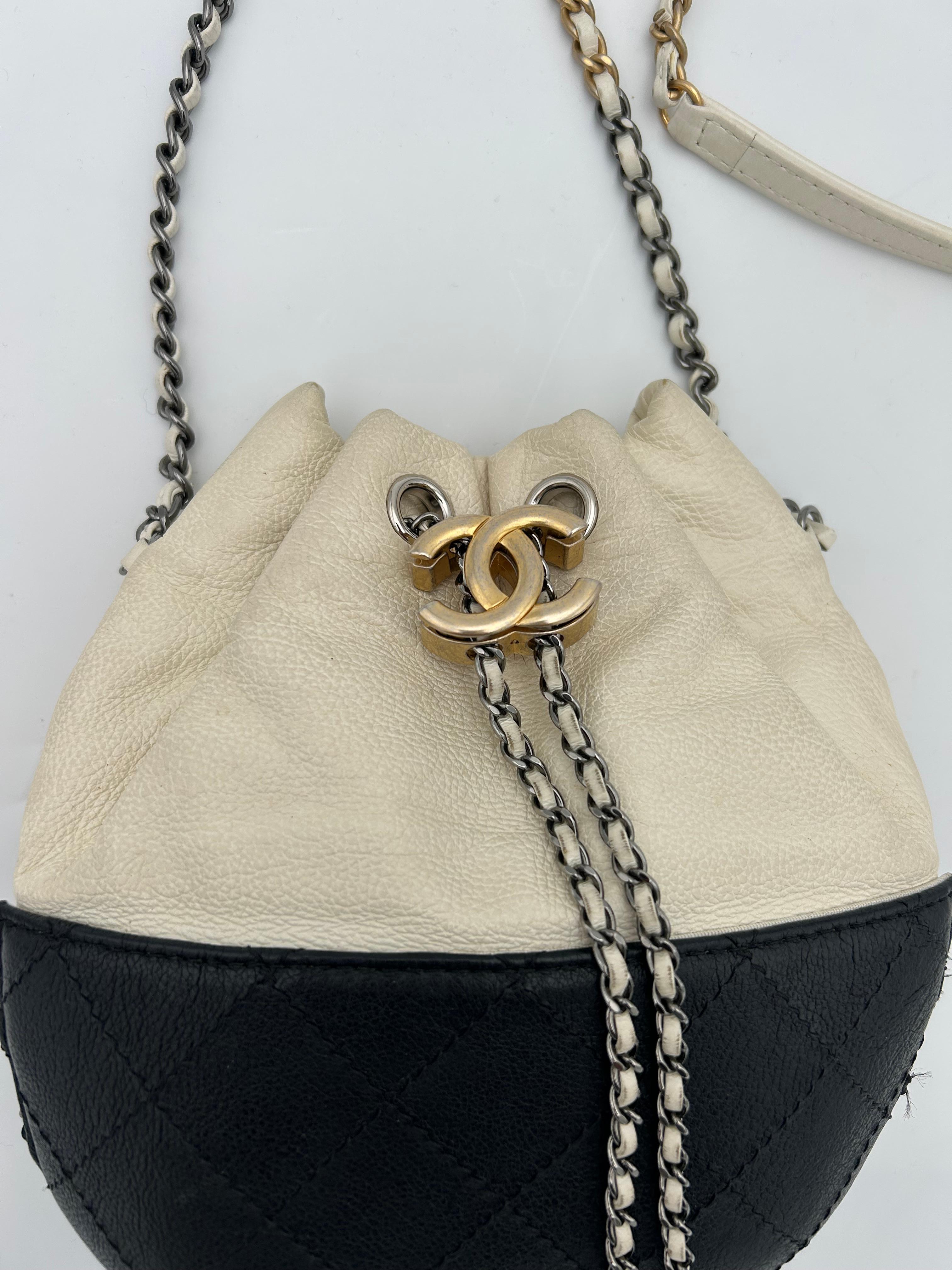 Sac à main Chanel Gabrielle blanc et noir Unisexe en vente