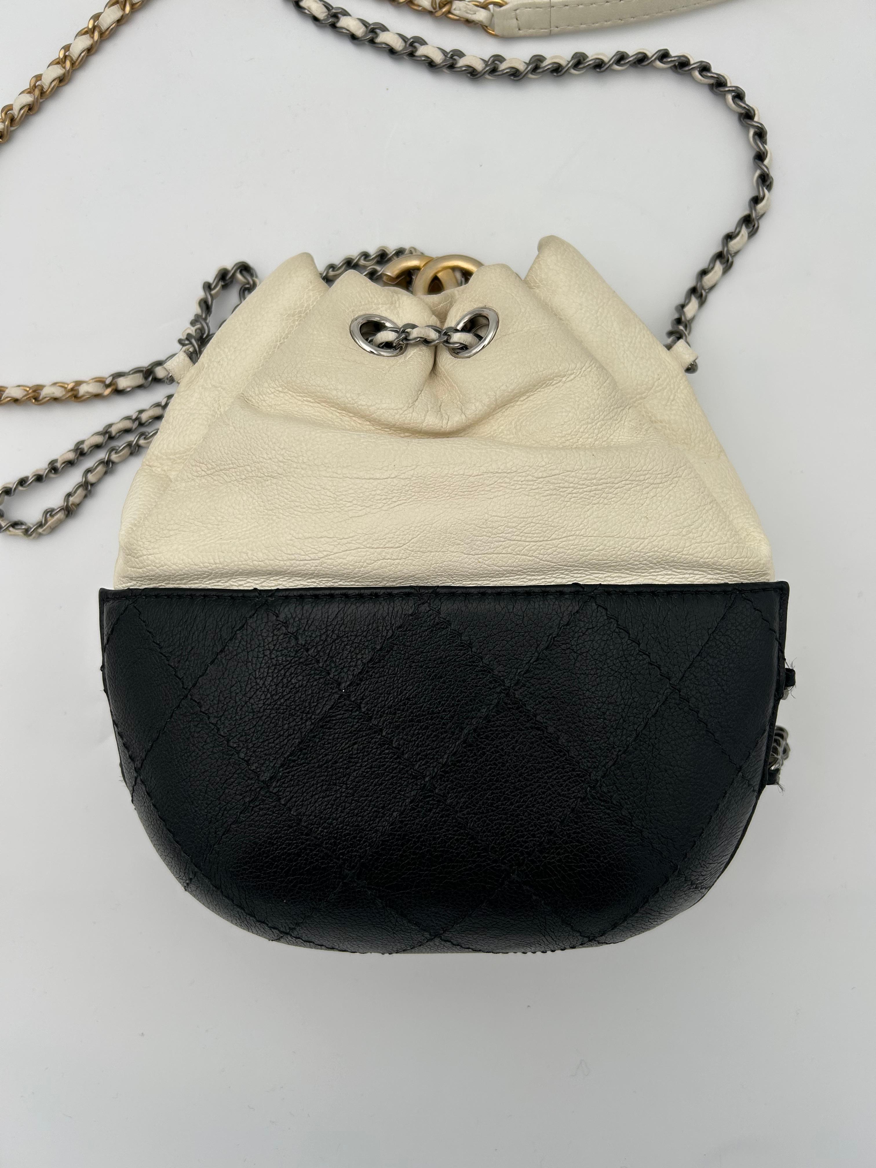 Sac à main Chanel Gabrielle blanc et noir en vente 1