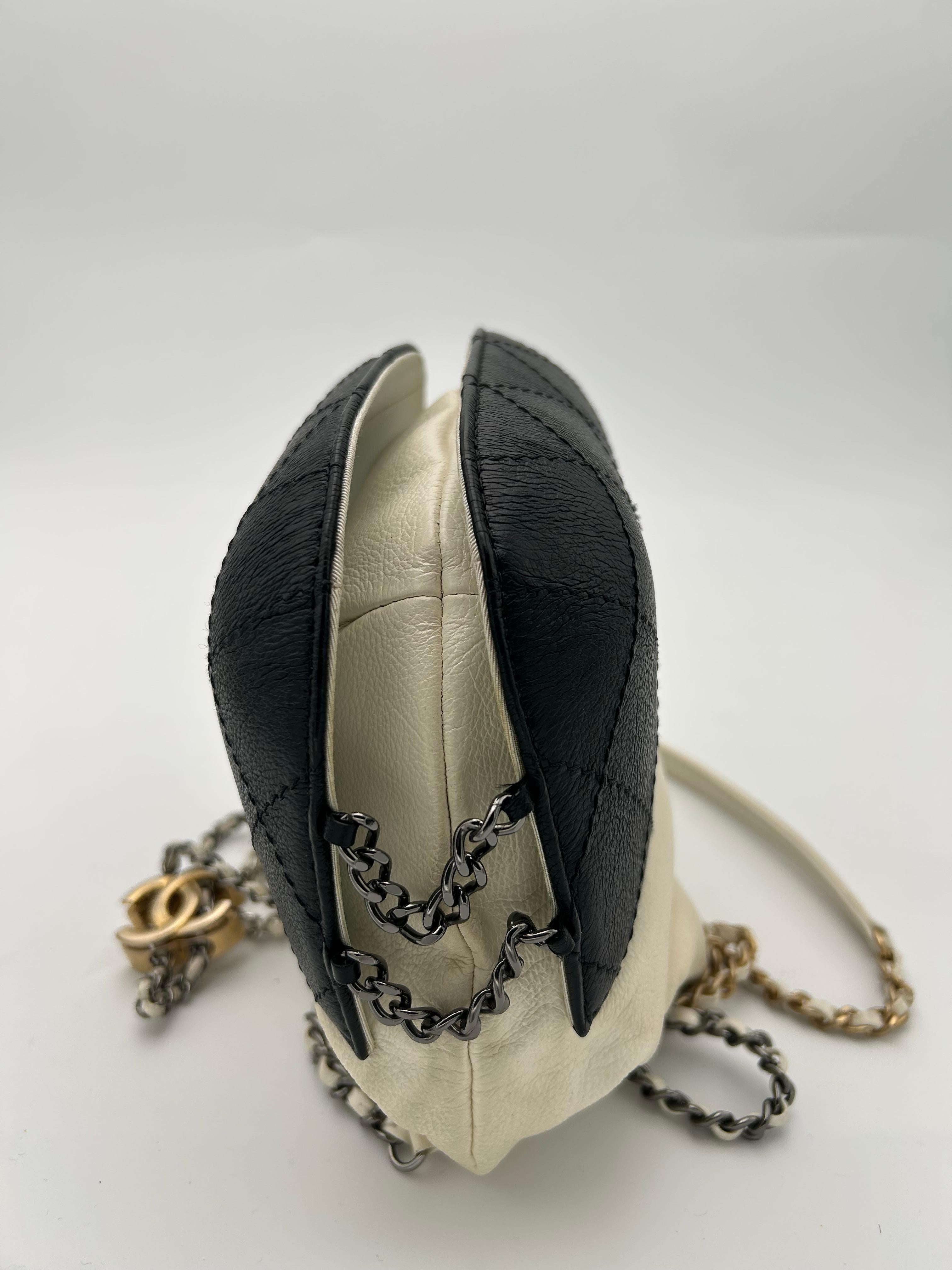Sac à main Chanel Gabrielle blanc et noir en vente 3