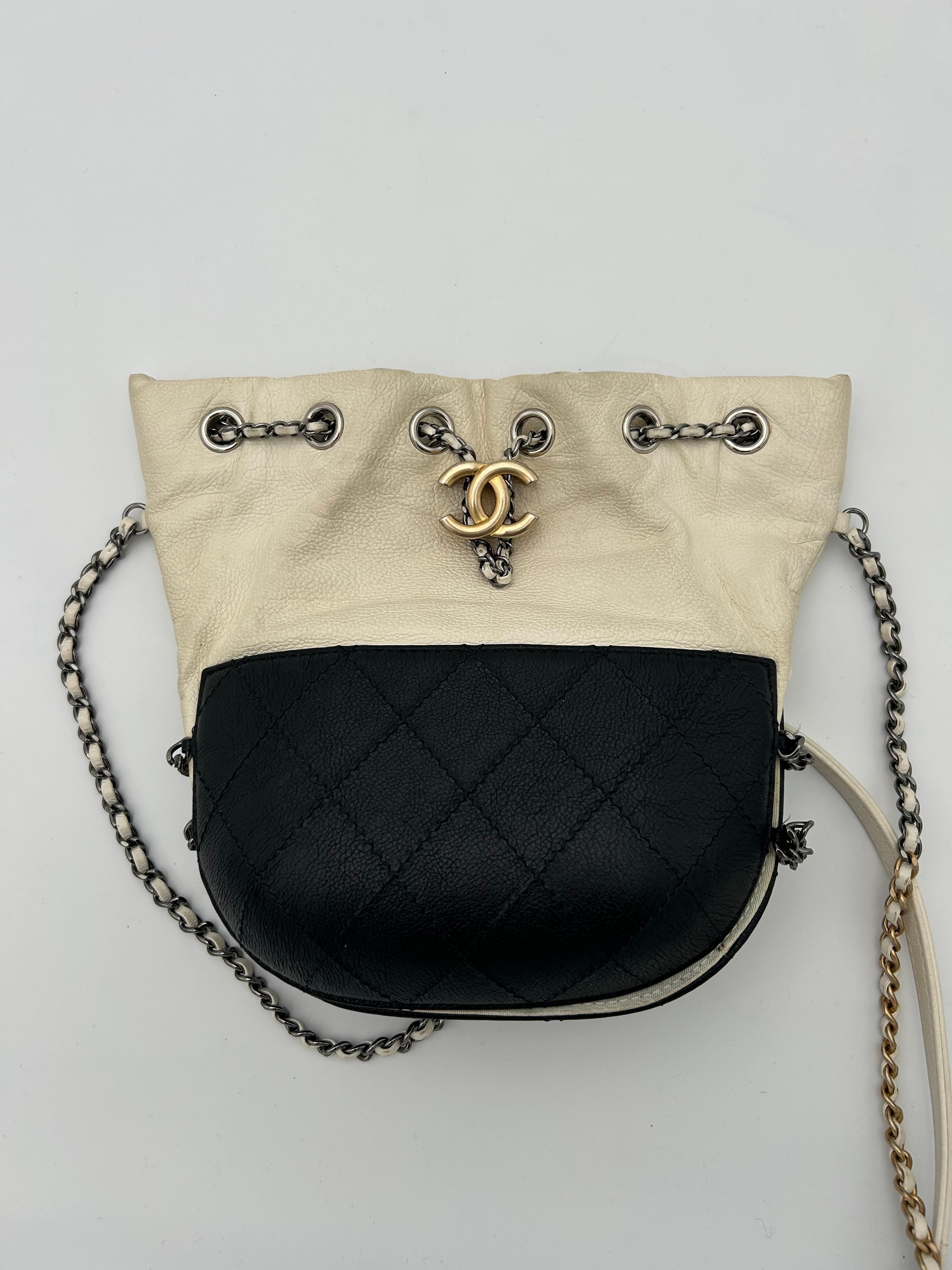 Sac à main Chanel Gabrielle blanc et noir en vente 4