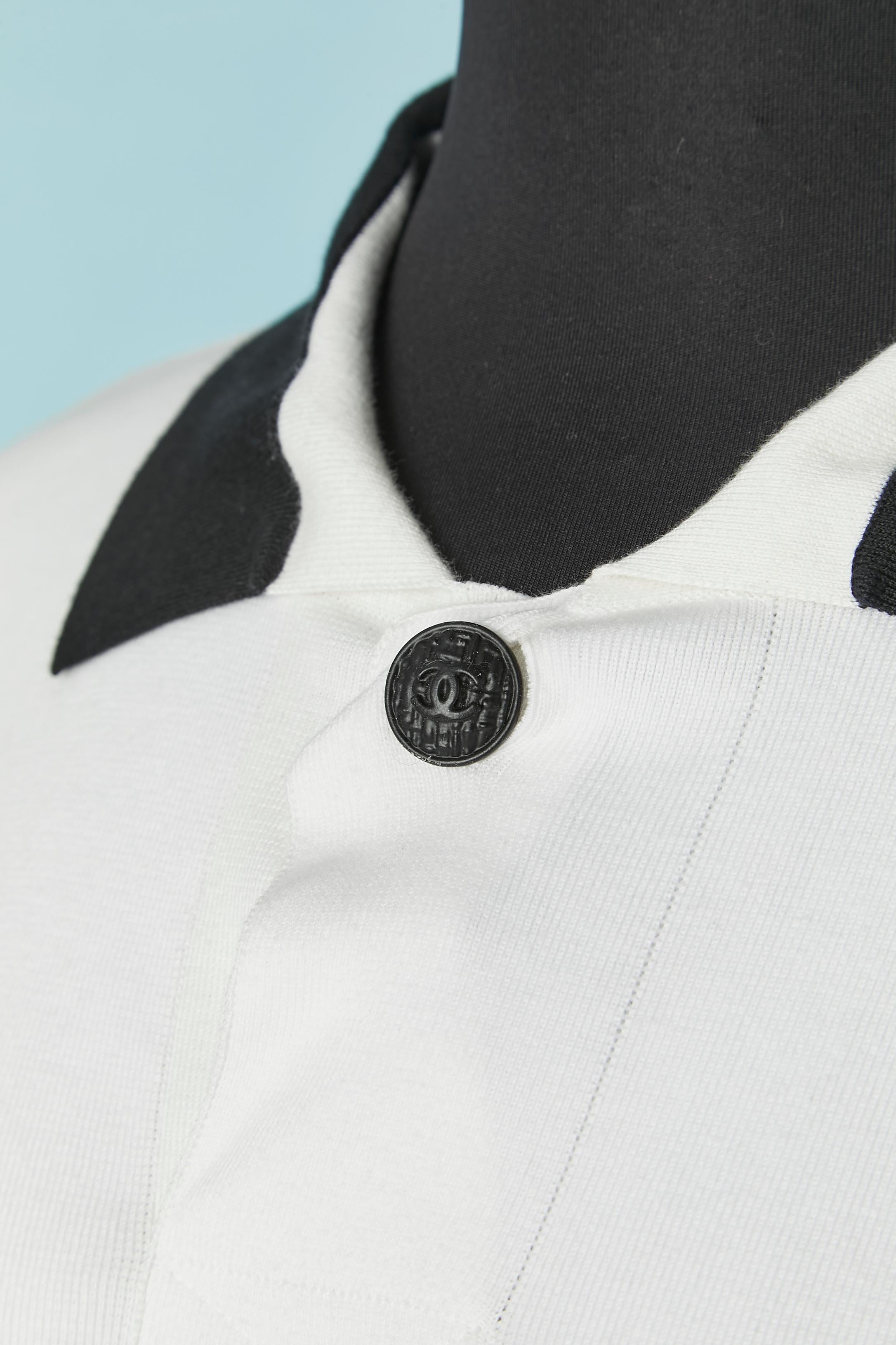 White and black cotton jersey Polo shirt . The part under the button is off-white. Branded button closure on the top middle front. Beaded brand with sequin and lurex thread.
SIZE 48 (Fr) M/L 