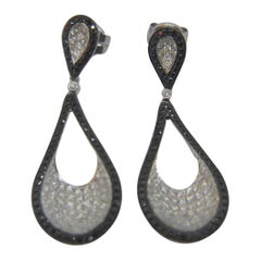 Pendants d'oreilles en goutte en or blanc 18 carats avec diamants blancs et noirs