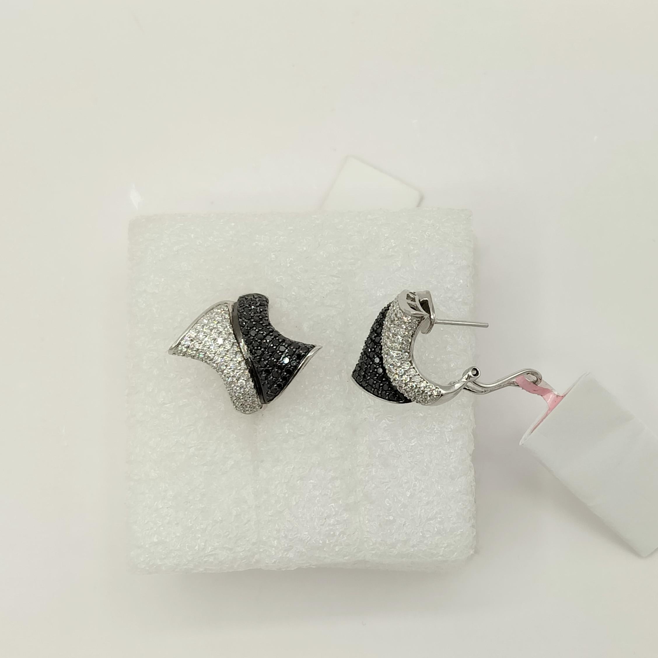 White and Black Diamond Earrings in 14K White Gold In New Condition For Sale In Los Angeles, CA