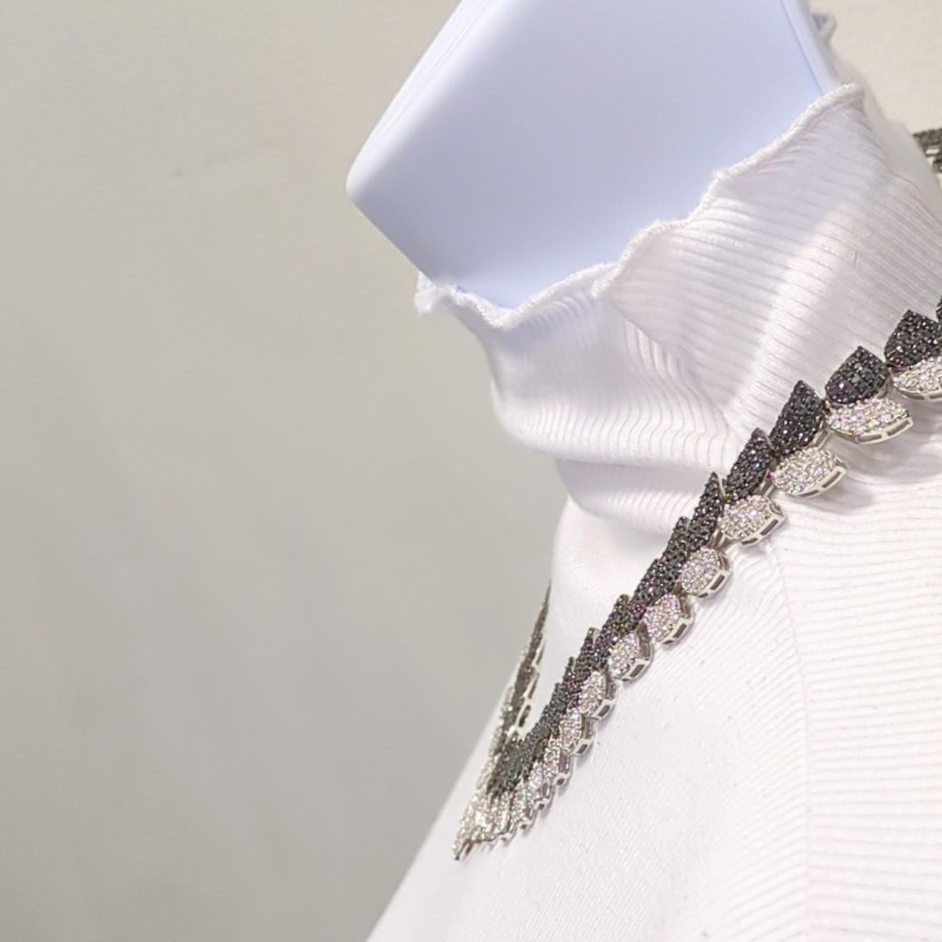 Weißes und schwarzes Diamant-Halsband aus 18 Karat Weißgold (Rundschliff) im Angebot