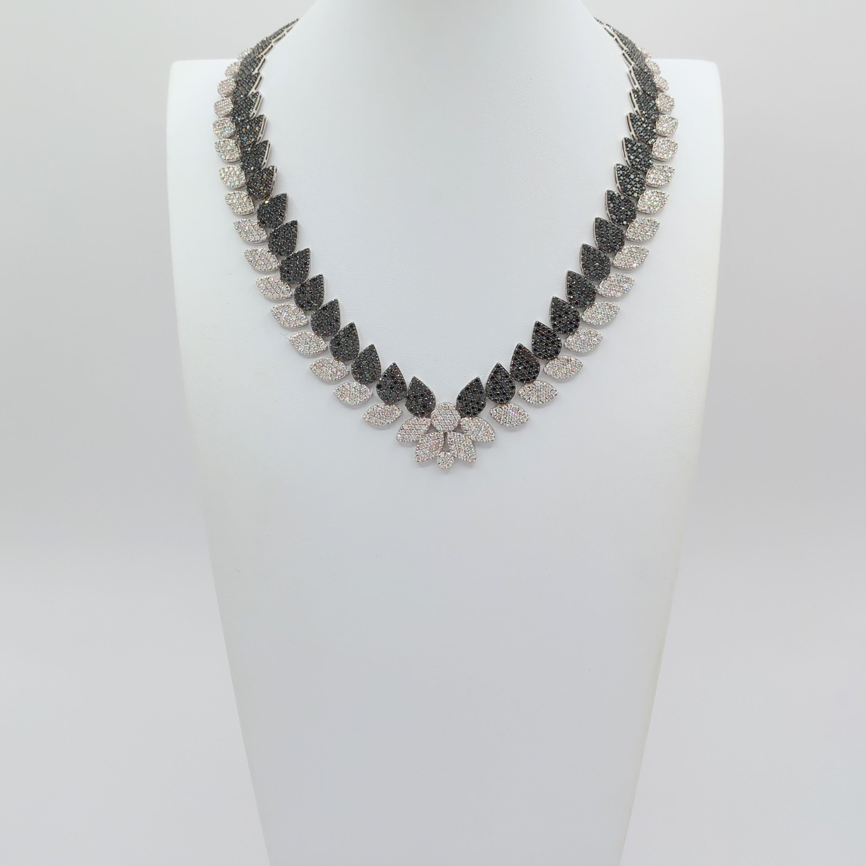 White and Black Diamond Necklace in 18K White Gold In New Condition For Sale In Los Angeles, CA