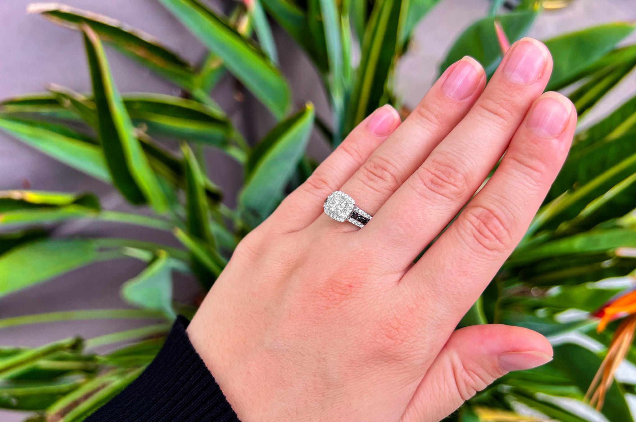 Contemporain Bague en or 14k avec diamants blancs et noirs en vente