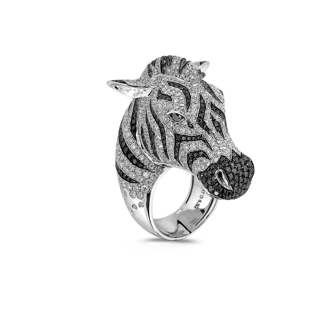 Originally the word safari meant «journey» in the Swahili language. With our Safari Luxury Collection we wanted to celebrate the journey of life and the beautiful creatures that inhabit our planet.
This cocktail ring features a zebra head whose